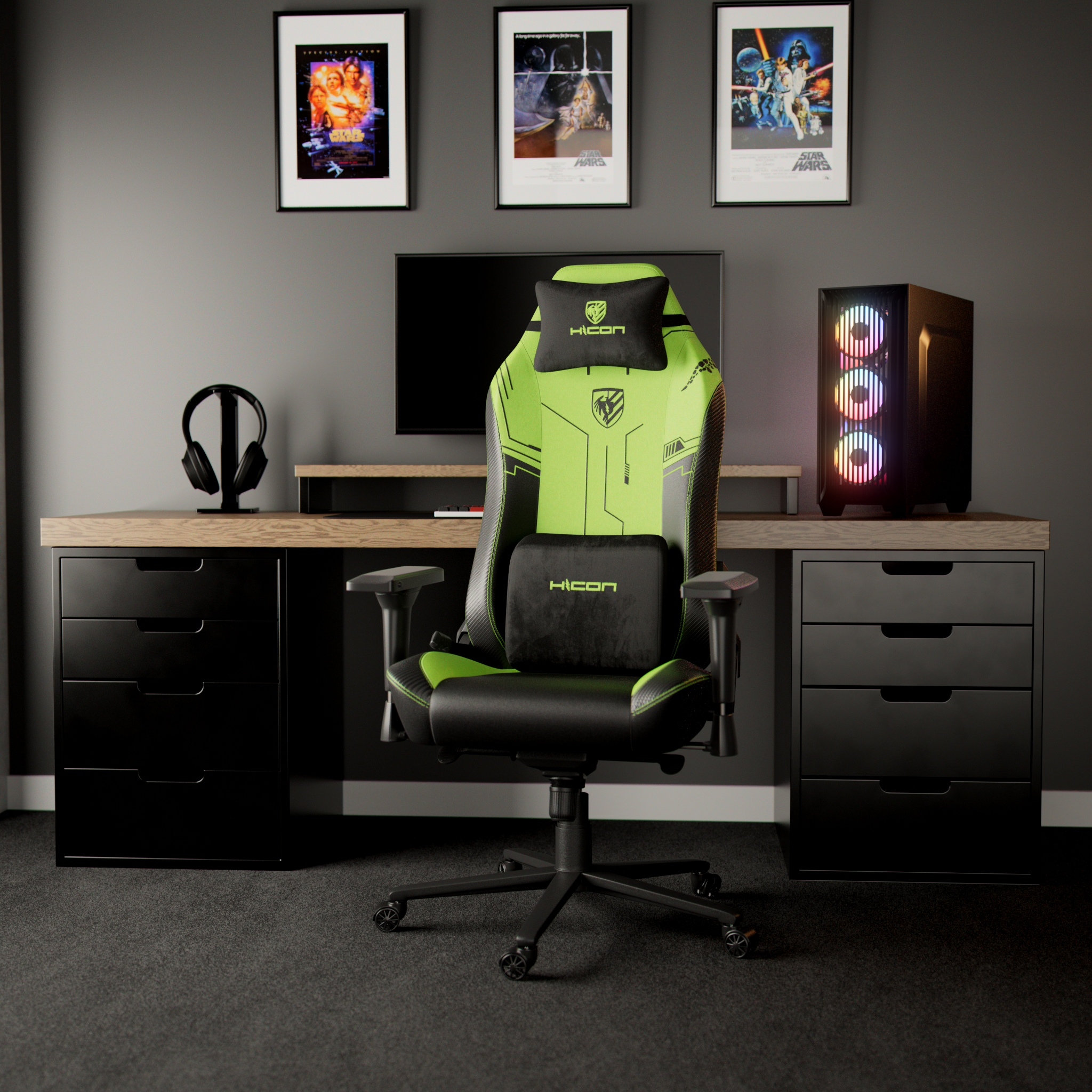 Gaming-Setup. Enthält einen grün-schwarzen Stuhl, Computer, Schreibtisch und Star Wars-Poster an der Wand.