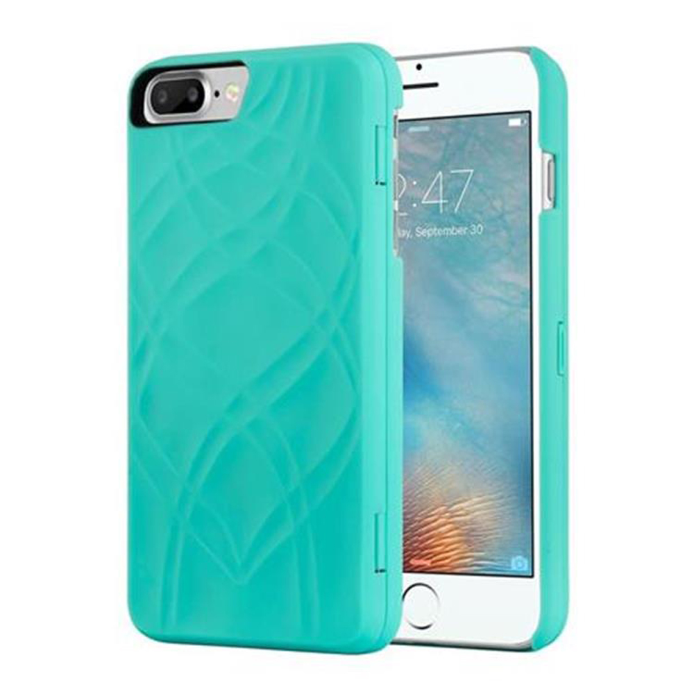 Una custodia per telefono verde acqua con un design è aperta accanto a uno smartphone bianco. Il telefono mostra l'ora 2:47.