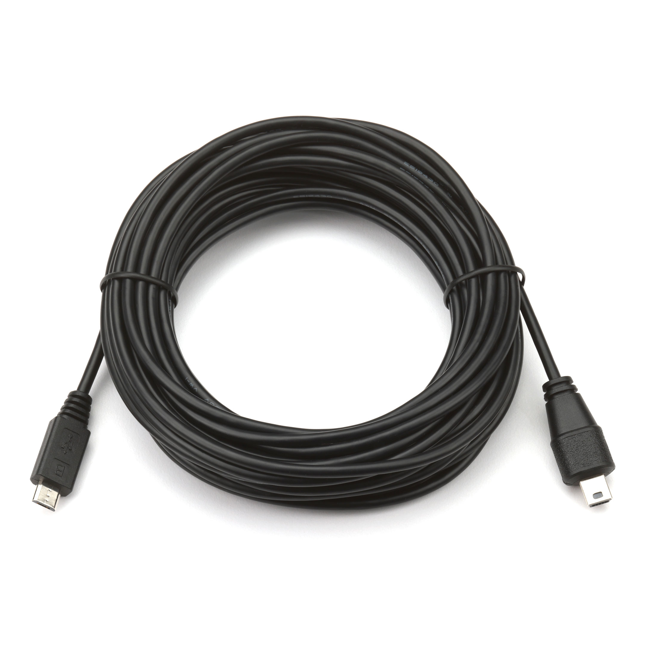 Een opgerolde zwarte USB-kabel met connectoren aan beide uiteinden ligt op een wit oppervlak.