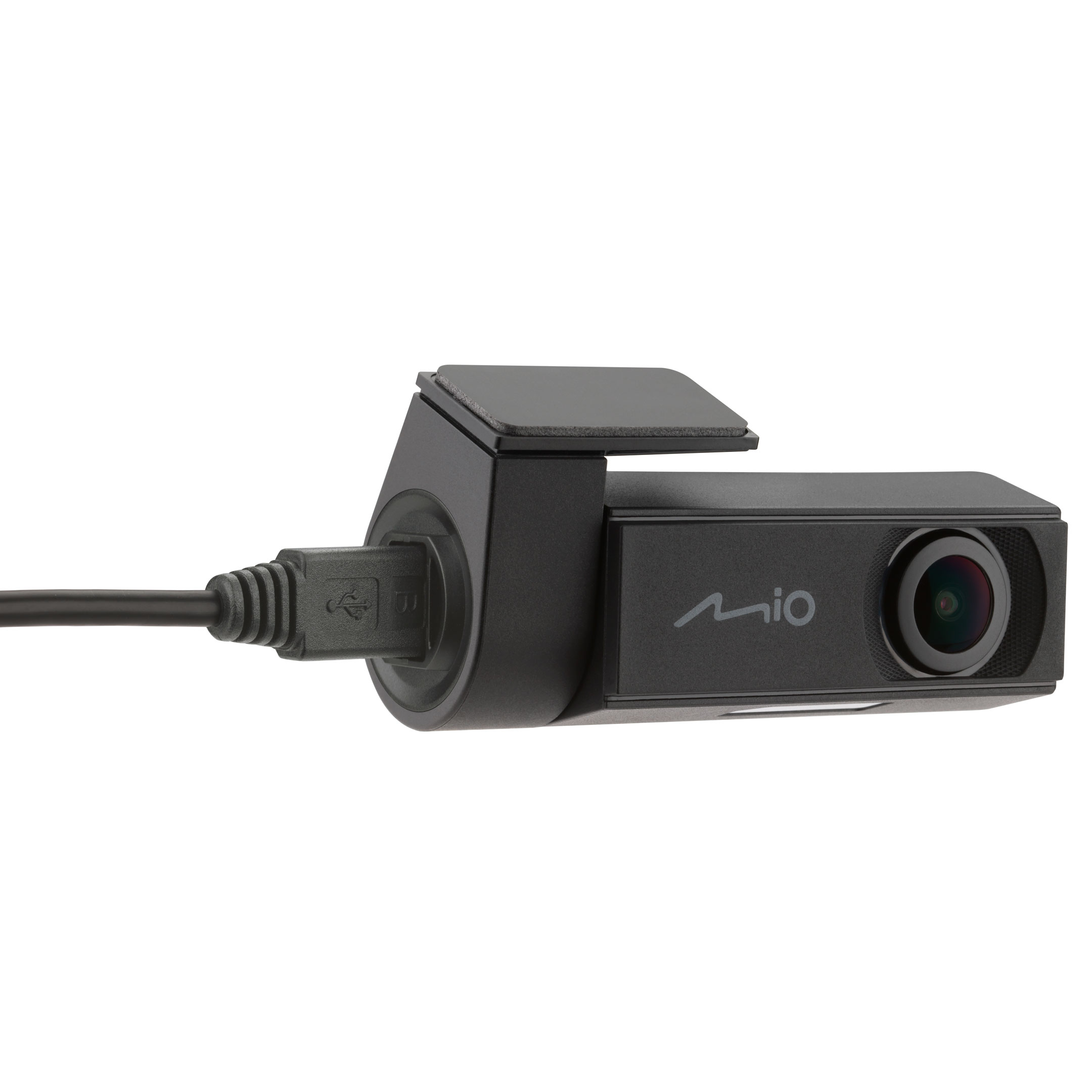 Een zwarte Mio dashcam, met lens, logo en USB-kabel. De achtergrond is wit.