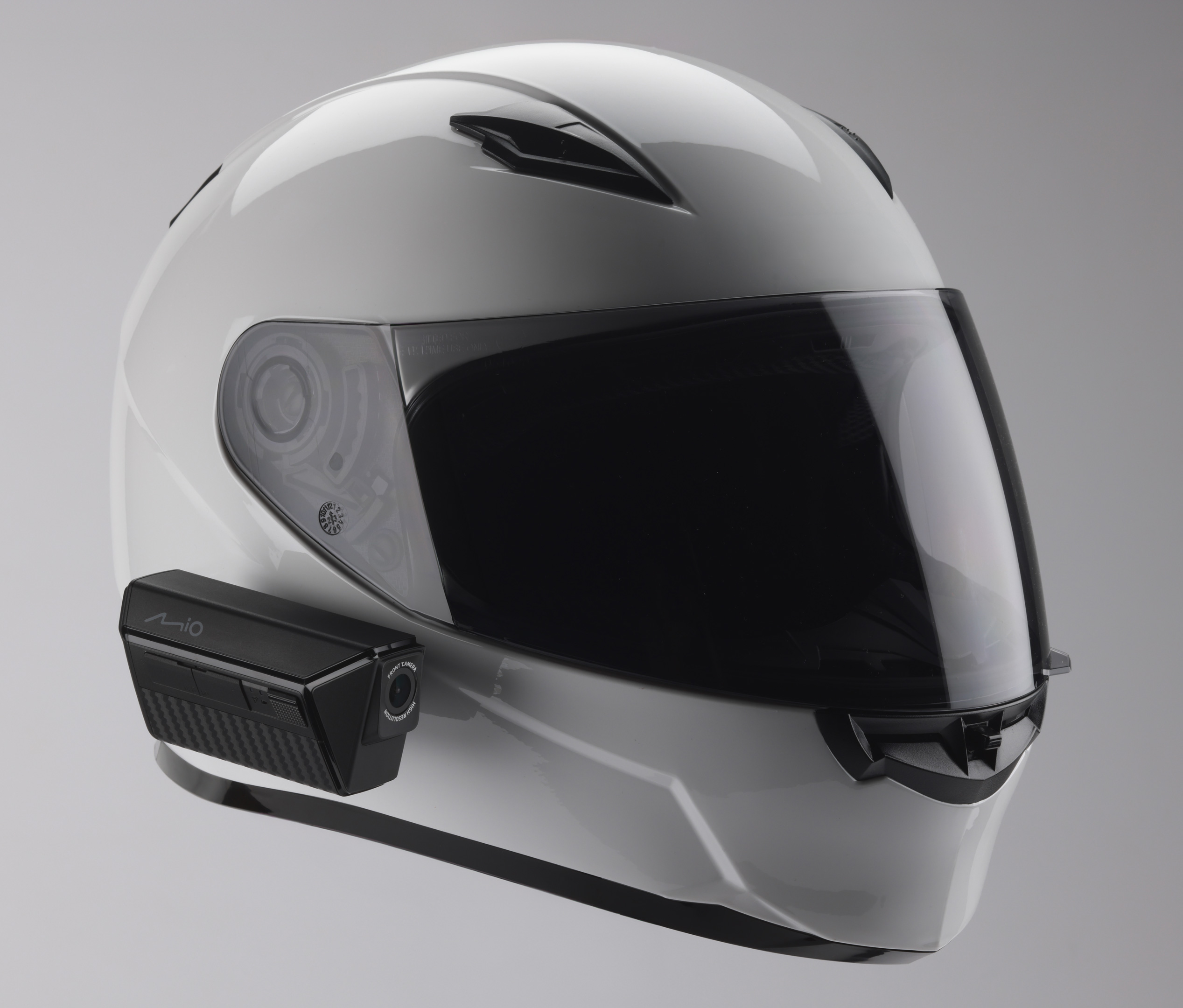 Casco da moto bianco con visiera nera e fotocamera. Lo sfondo è grigio.