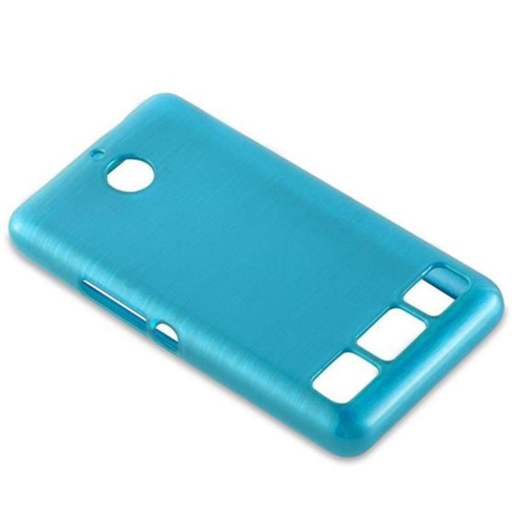 Vista de cerca de una funda de teléfono azul claro. Tiene agujeros para la cámara y los botones. La textura parece metal cepillado.