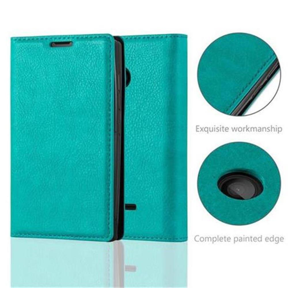Una custodia per telefono verde acqua, aperta per rivelare il telefono. I dettagli mostrano cuciture e un bordo verniciato. Lo sfondo è bianco.