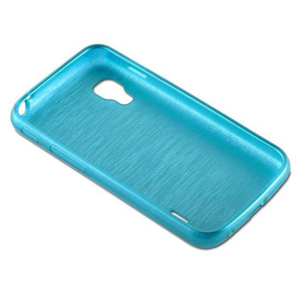 Se muestra una funda de teléfono turquesa, en ángulo hacia arriba. Tiene un acabado mate y aberturas para la cámara y los botones. El fondo es blanco.