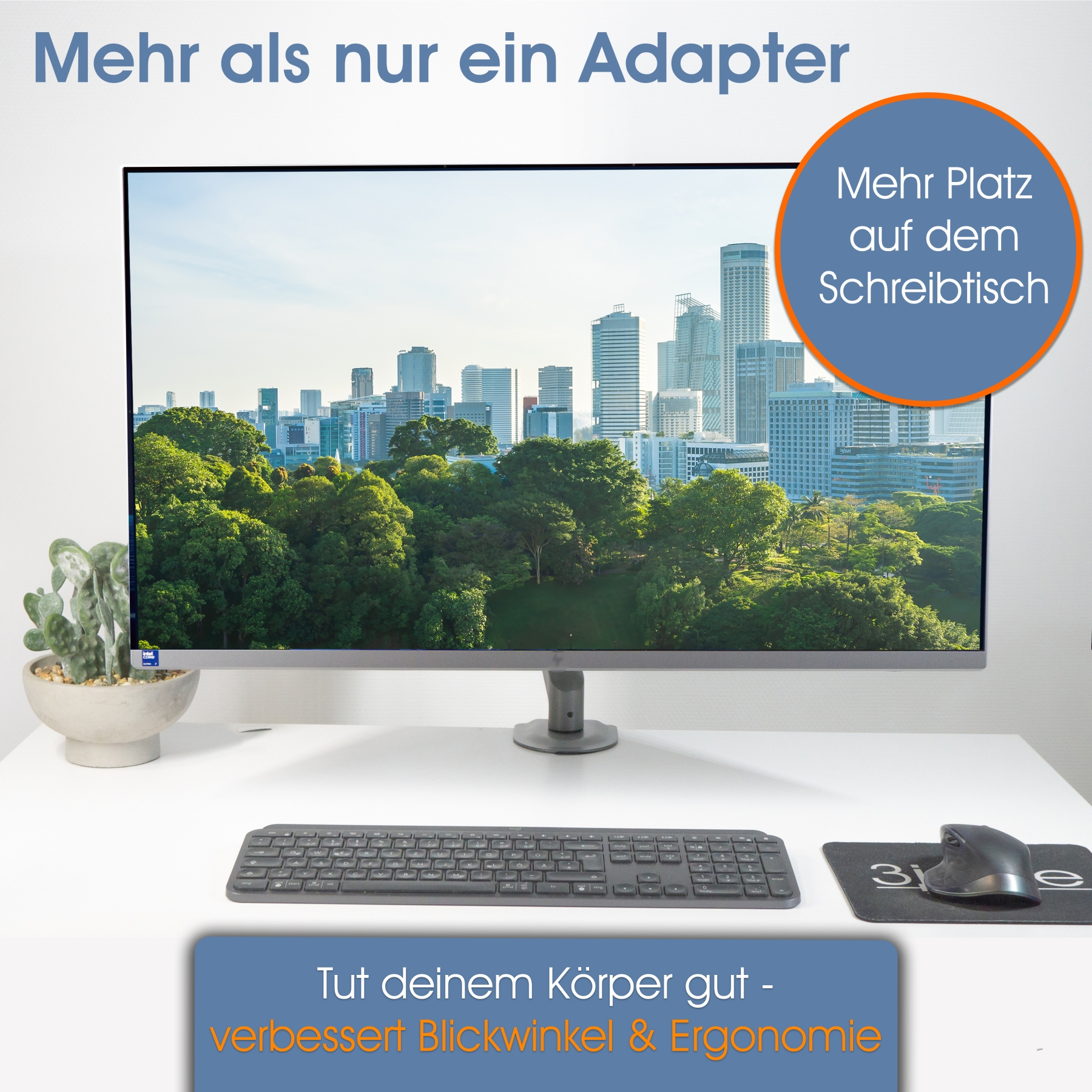 Ein Computermonitor zeigt eine Stadtlandschaft. Eine Tastatur, Maus und ein kleiner Kaktus auf einem weißen Schreibtisch. Textüberlagerungen auf Deutsch.
