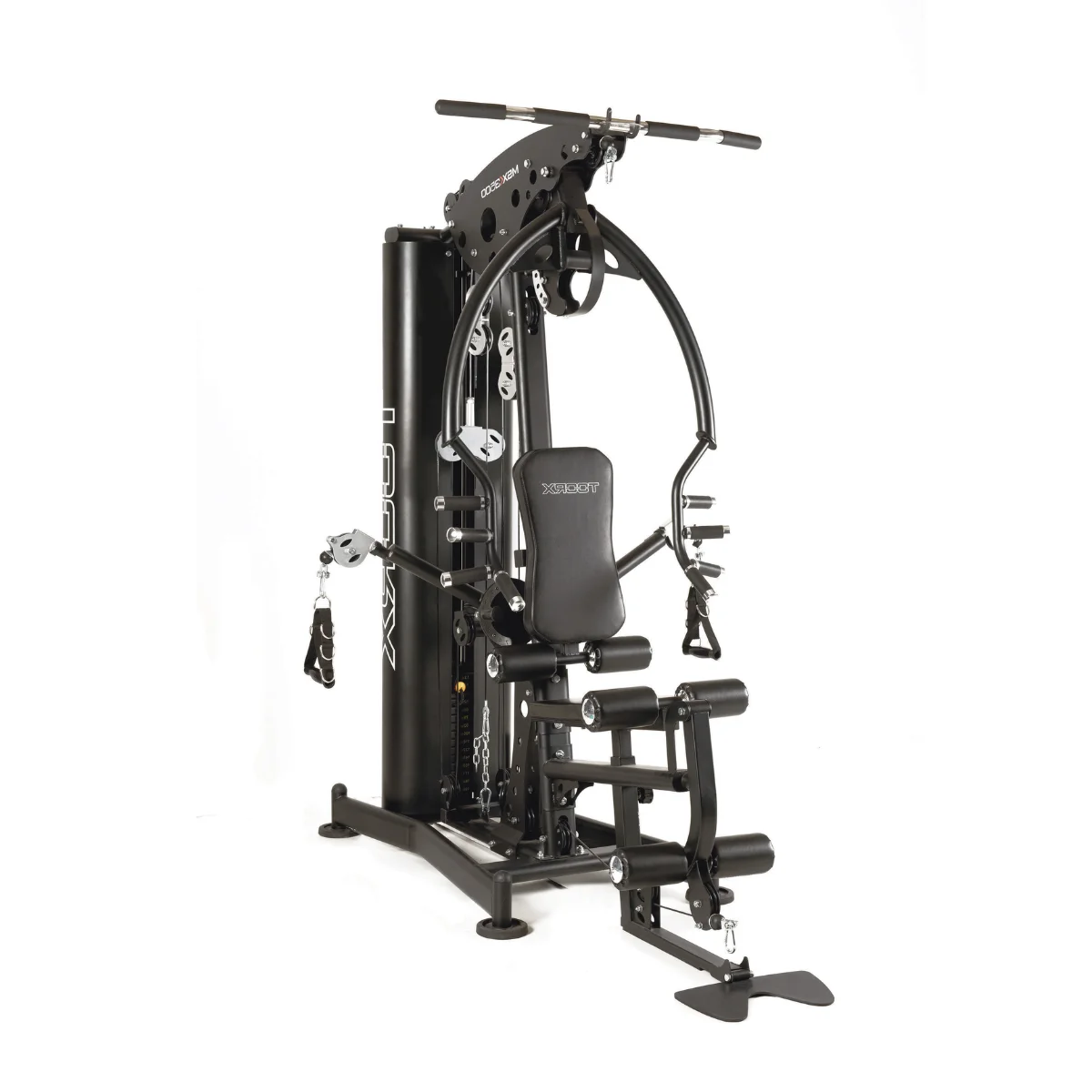 Een zwarte multi-station home gym machine op een witte achtergrond. Het heeft componenten zoals gewichten, stangen en stoelen.