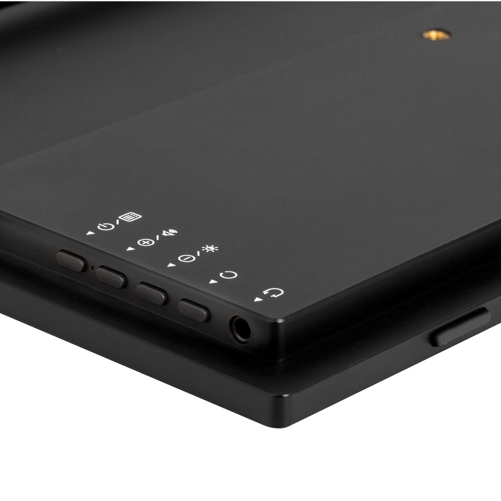 Zbliżenie czarnego urządzenia elektronicznego. Posiada przyciski i ikony, w tym elementy sterowania zasilaniem, jasnością i głośnością.