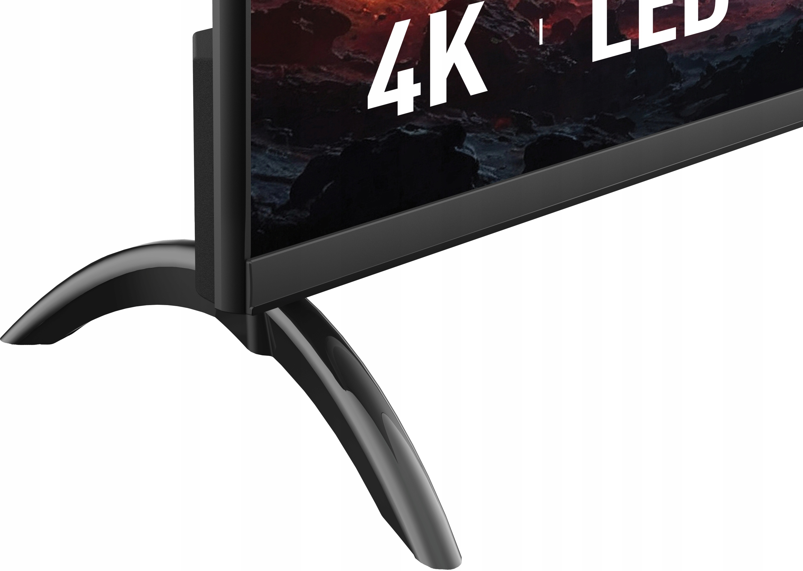 Zbliżenie czarnego telewizora ze stojakiem. Na ekranie widać '4K LED' z abstrakcyjnym tłem.