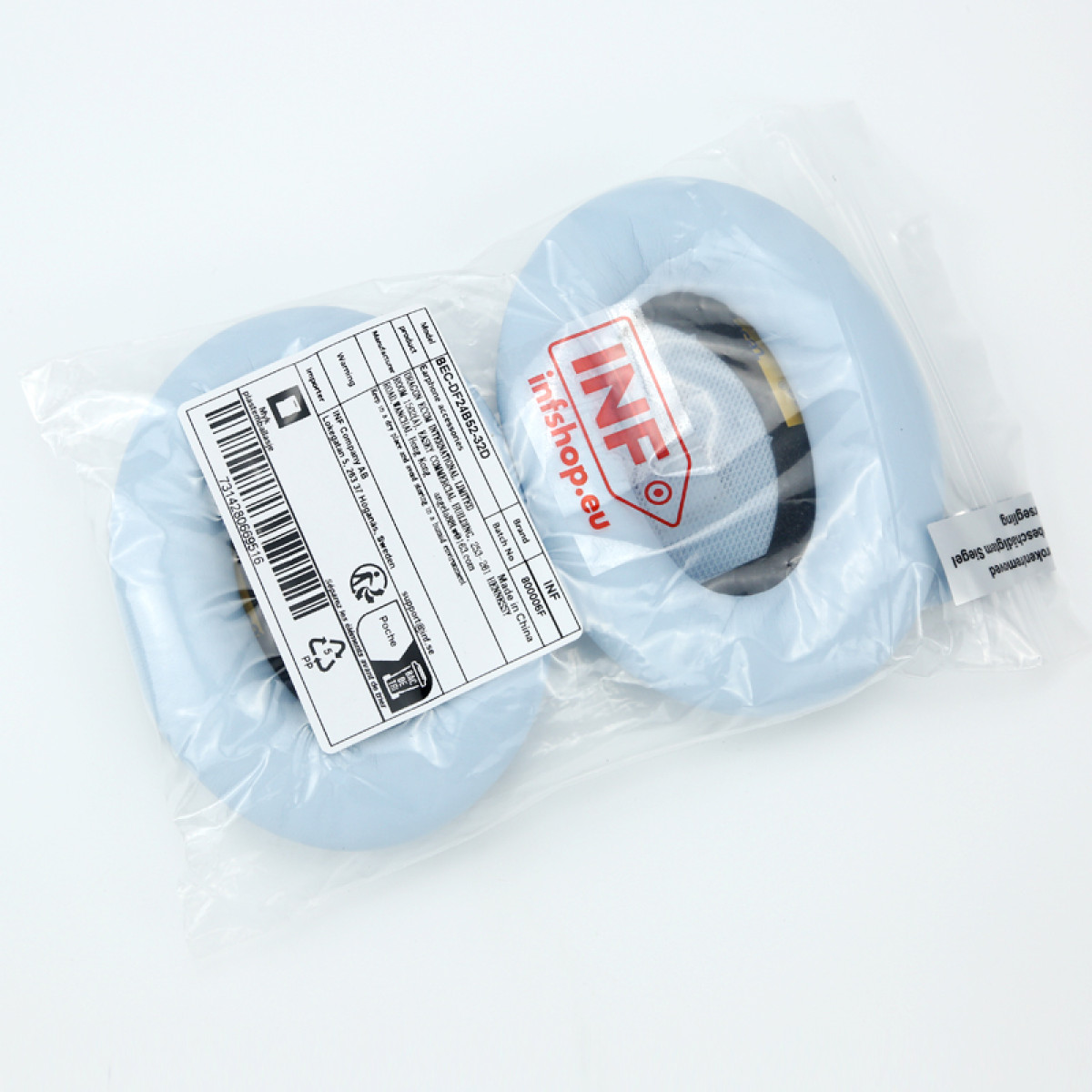 Dwie jasno niebieskie poduszki do słuchawek w plastikowym opakowaniu, z etykietą i logo.