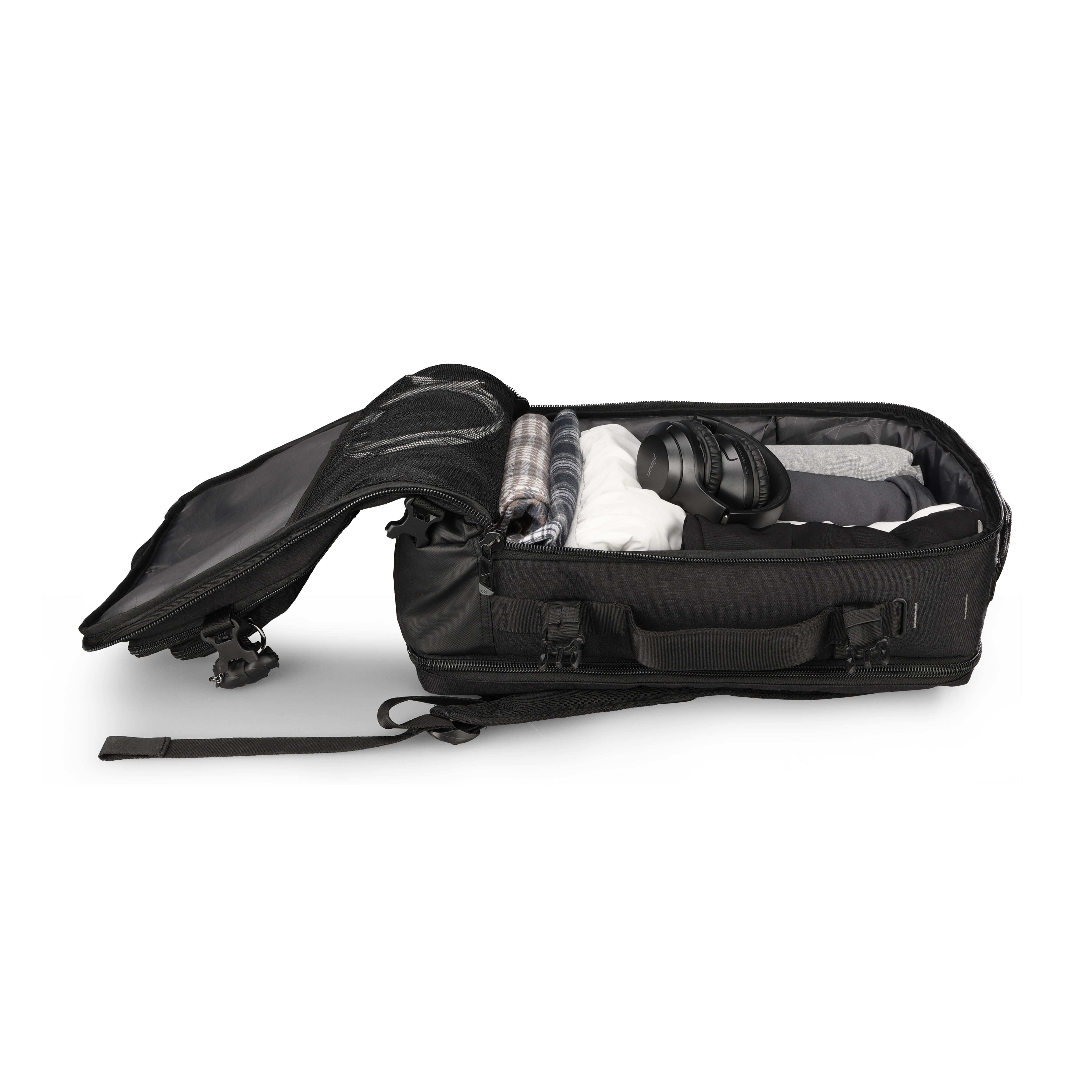 Borsa da viaggio nera aperta con vestiti, cuffie e articoli da toeletta. La borsa è su una superficie bianca.