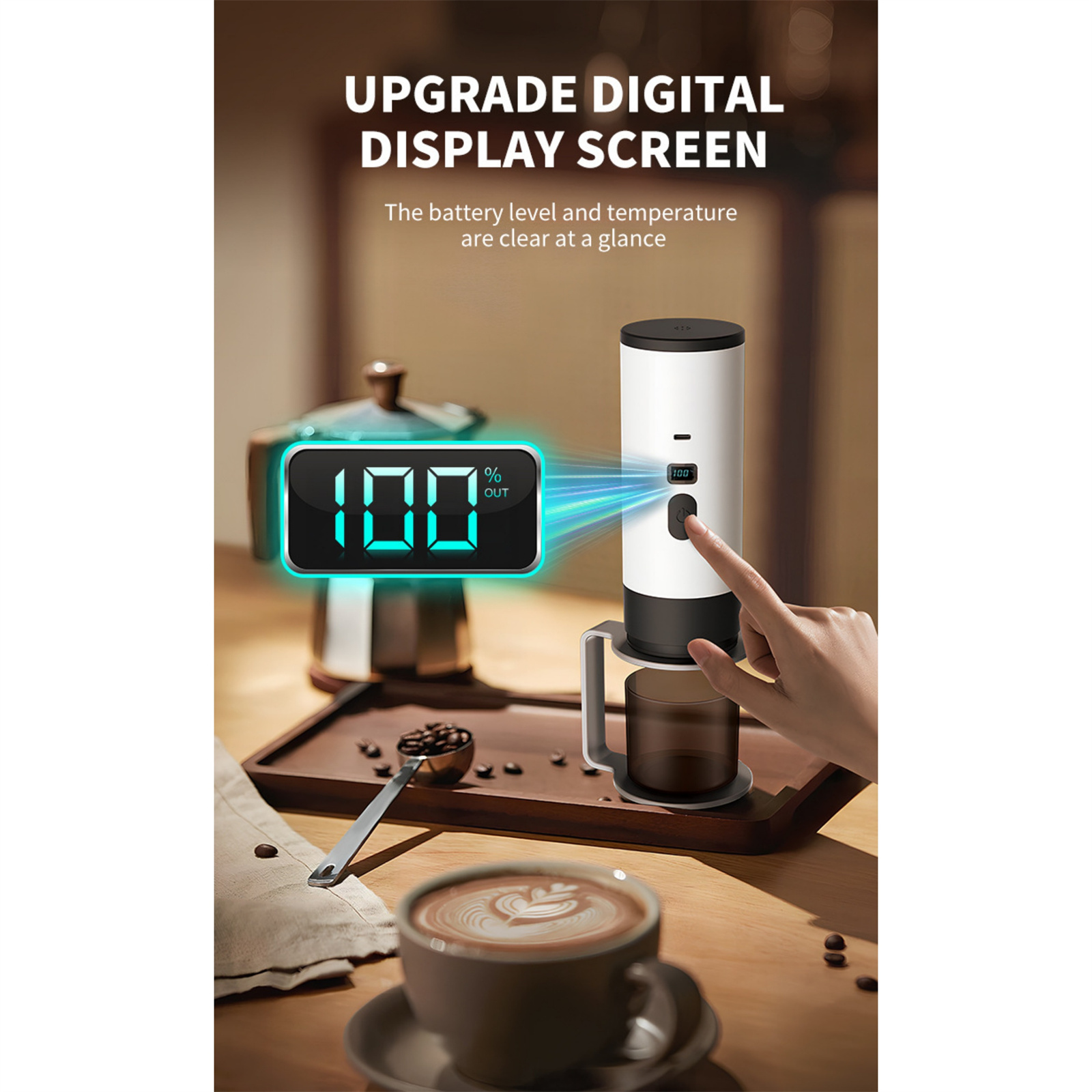 Eine Kaffeemaschine zeigt 100 % auf einem digitalen Bildschirm an. Eine Hand drückt einen Knopf. Eine Kaffeetasse steht darunter.