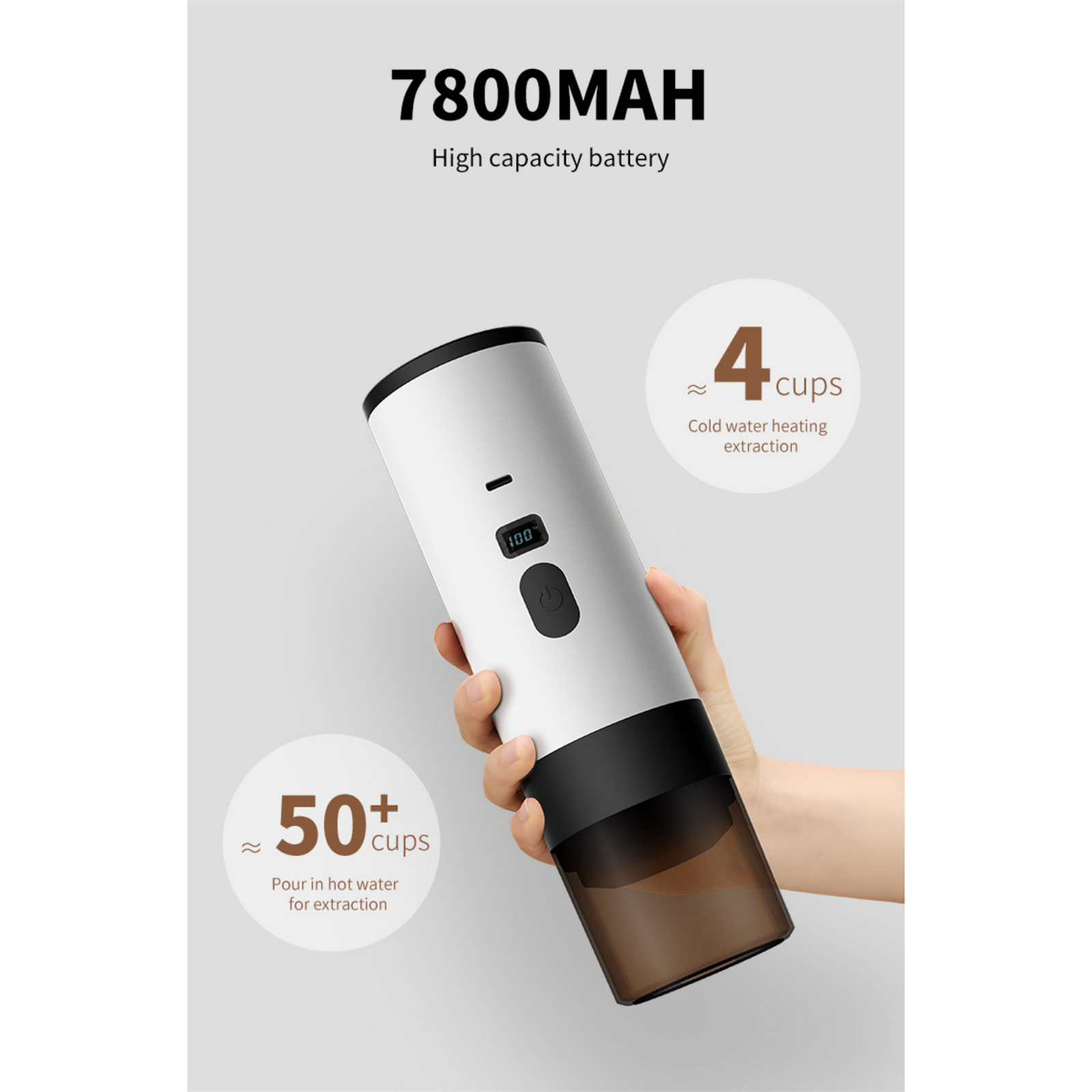 Ein weiß-schwarzer tragbarer Kaffeezubereiter wird von einer Hand gehalten. Text zeigt 7800MAH, 4 Tassen Extraktion und 50+ Tassen an.