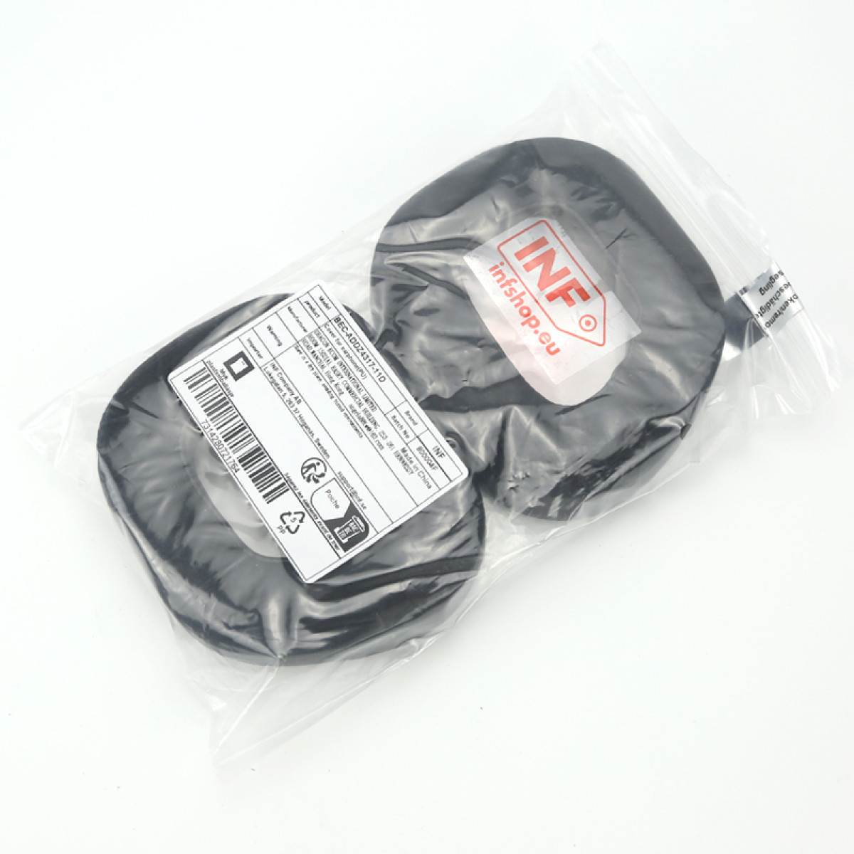 Dwie czarne osłony na słuchawki w przezroczystej plastikowej torbie, z etykietami i białym tłem.