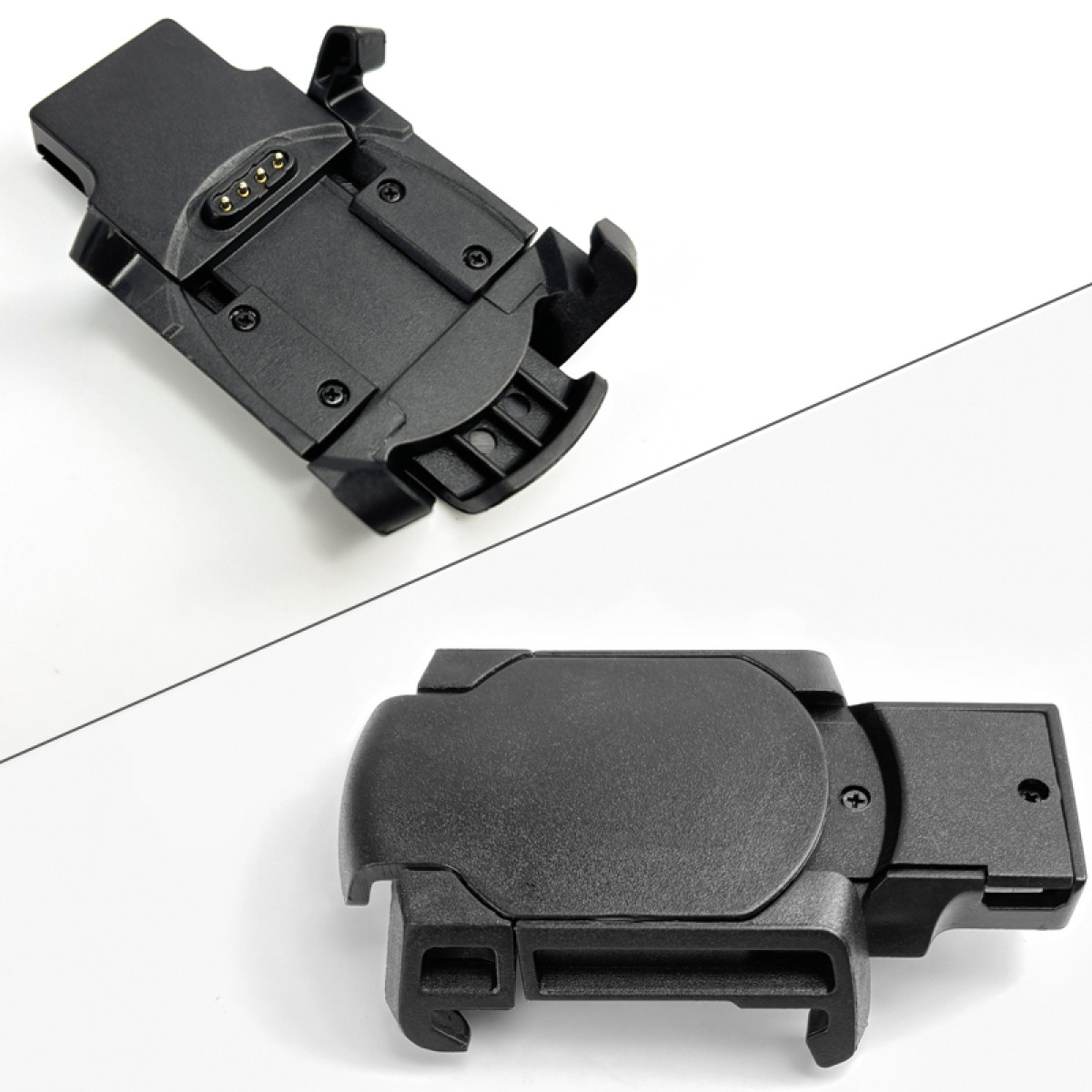 Dwa czarne plastikowe uchwyty na urządzenia, jeden widok z góry z pinami, drugi widok od dołu. Oba na białym tle.