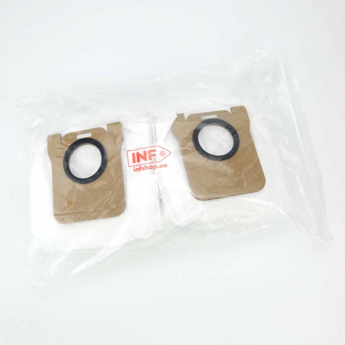 Dwa worki do odkurzacza w przezroczystej plastikowej torbie. Każdy worek ma brązową kartonową górę z czarnym pierścieniem.