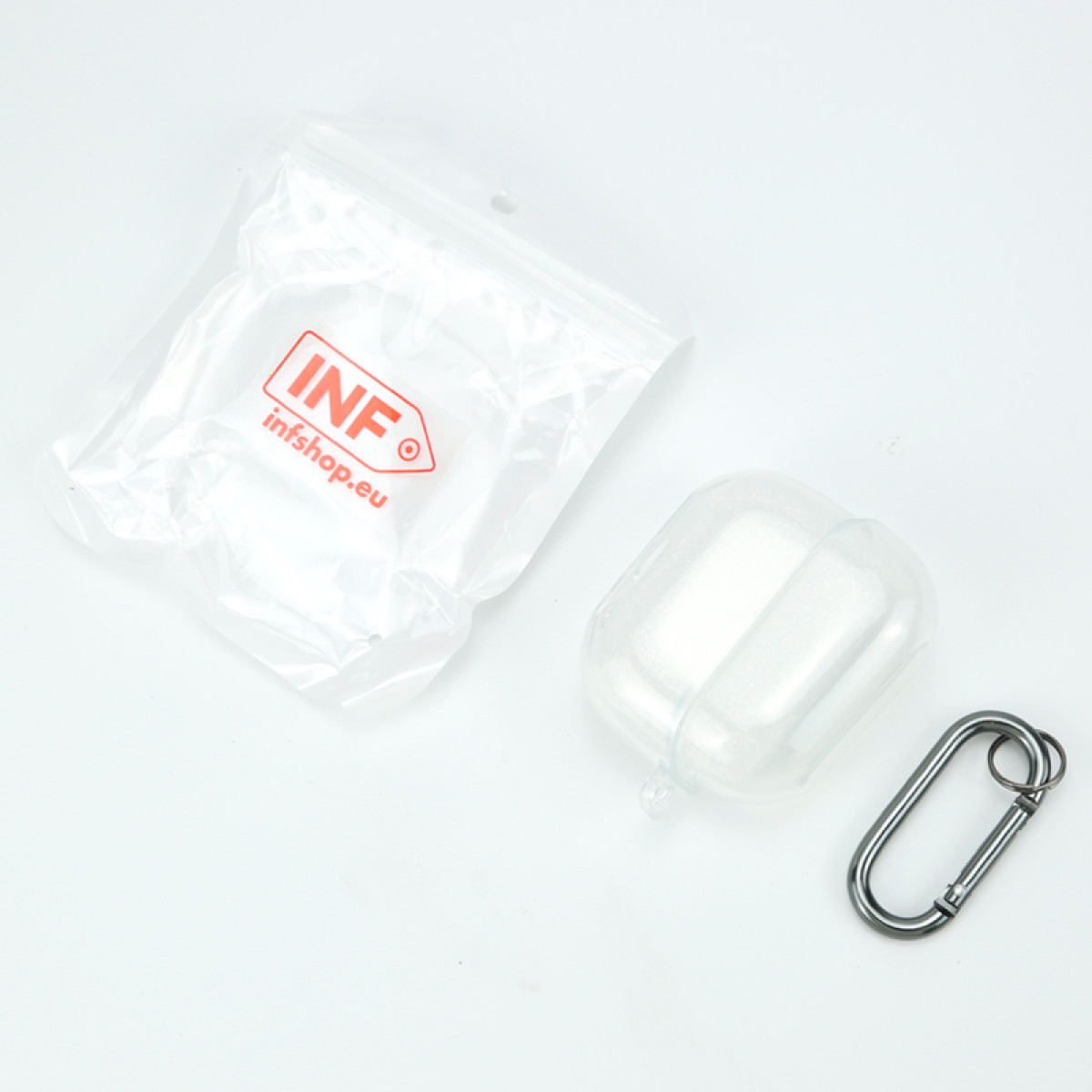 Custodia AirPods trasparente, moschettone e sacchetto di plastica con logo rosso su sfondo bianco.