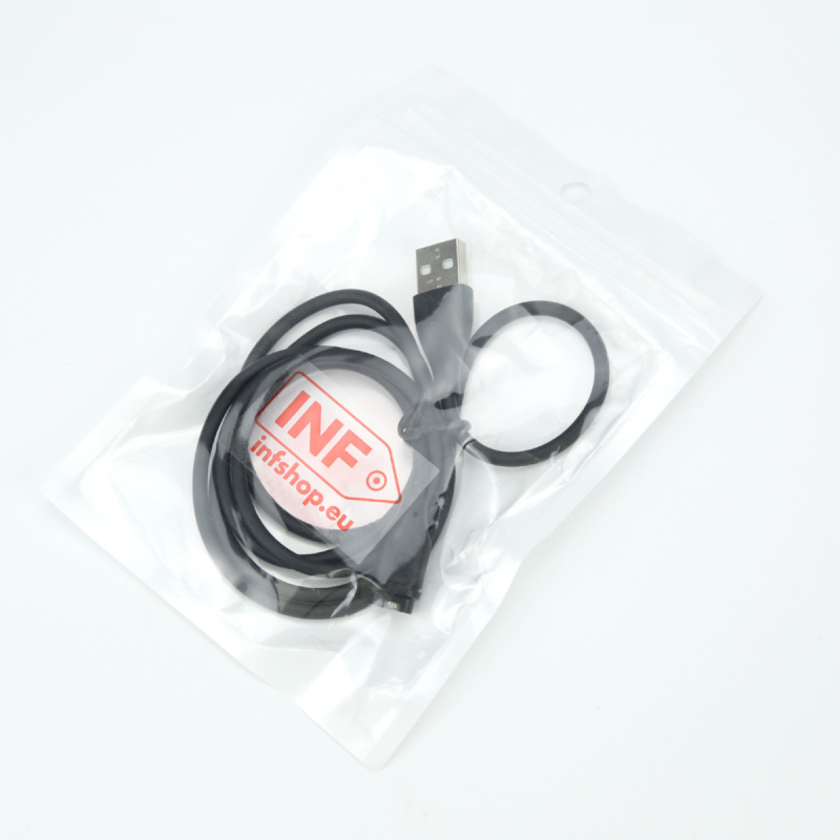 Ein schwarzes USB-Kabel, das sich in einer transparenten Plastiktüte befindet. Die Tüte hat ein Etikett mit rotem und weißem Text: INF infshop.eu.