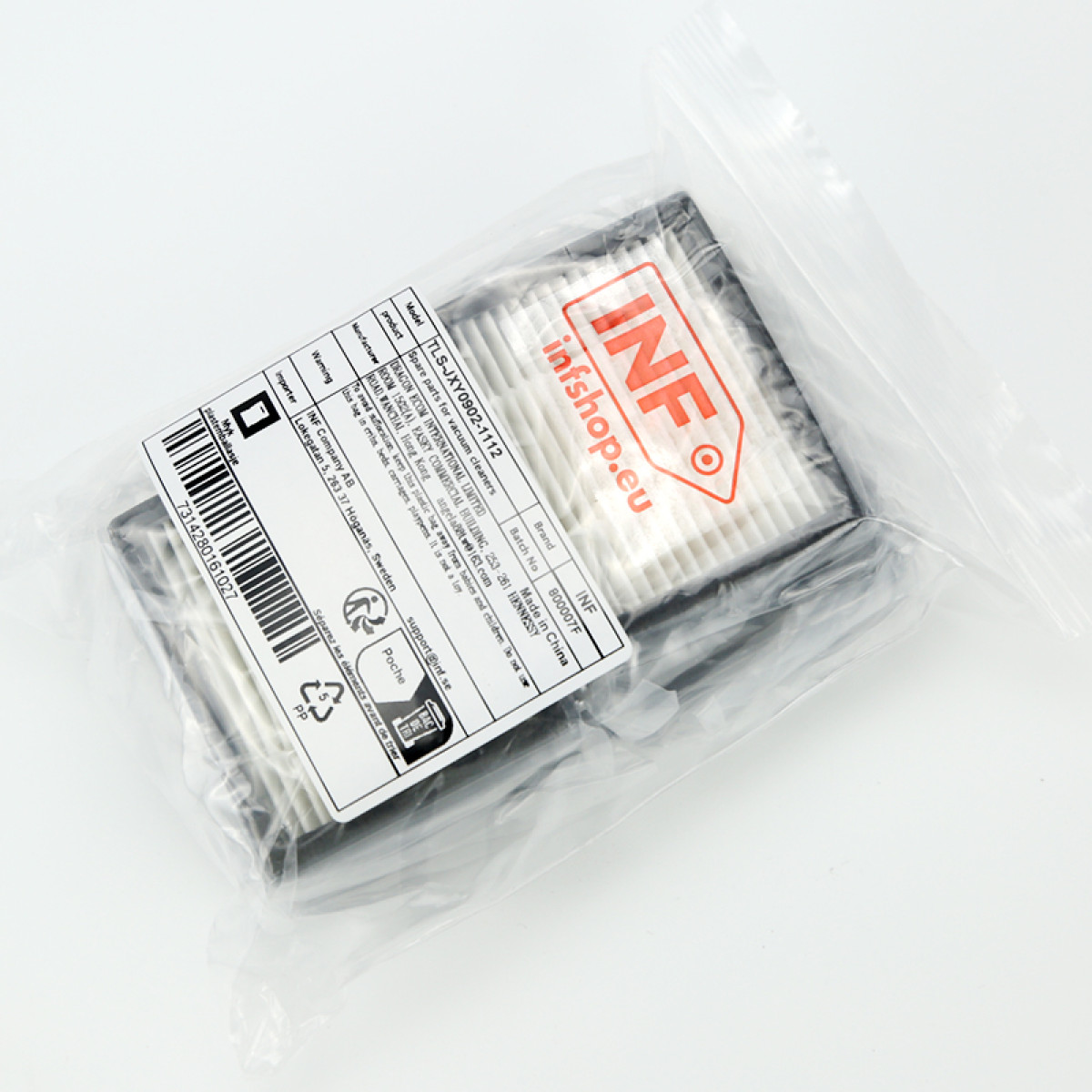 Filtro per aspirapolvere in un sacchetto di plastica, con etichetta e logo infshop.eu. Sfondo bianco.