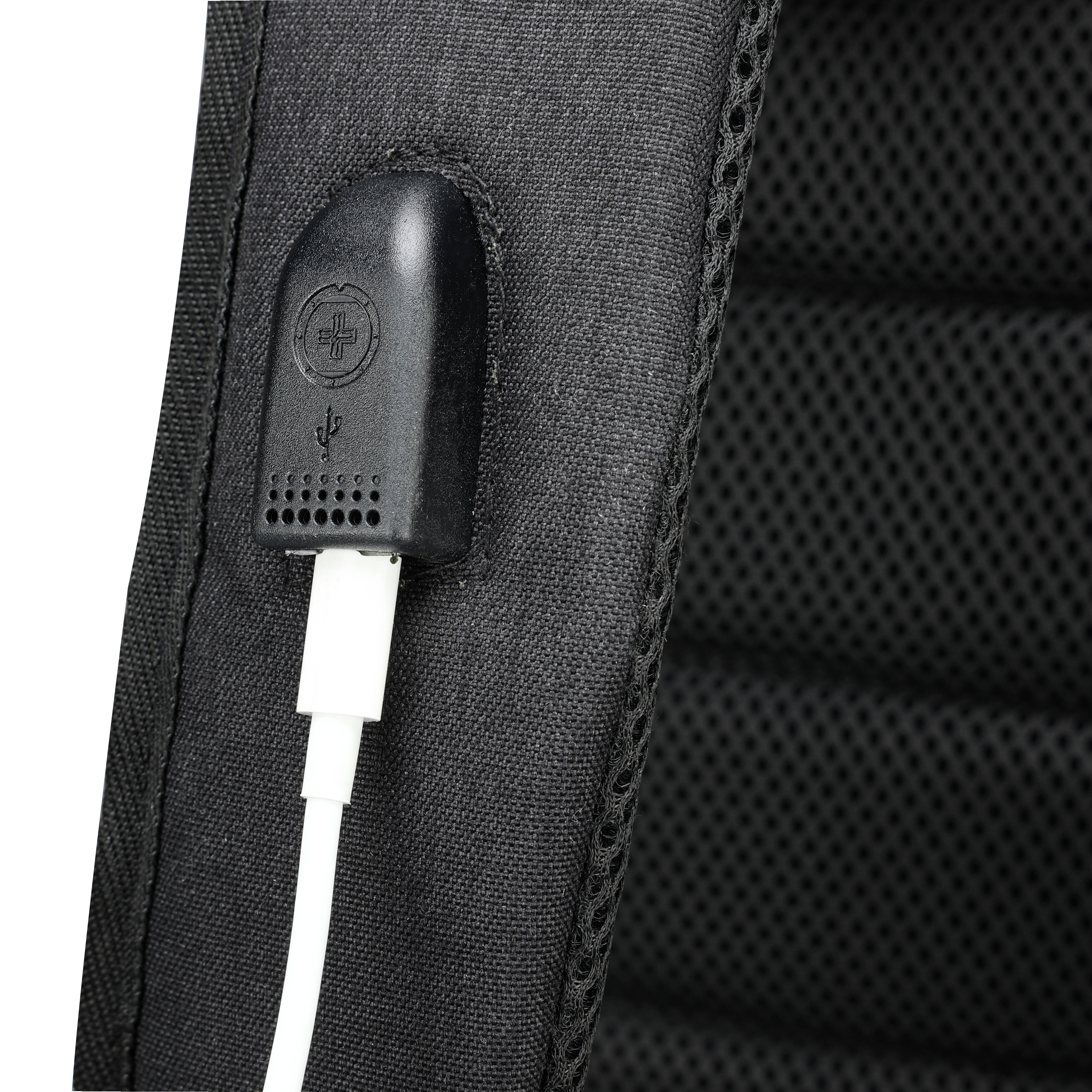 Primo piano di uno zaino nero con porta USB e cavo bianco collegato. Lo sfondo è una rete.