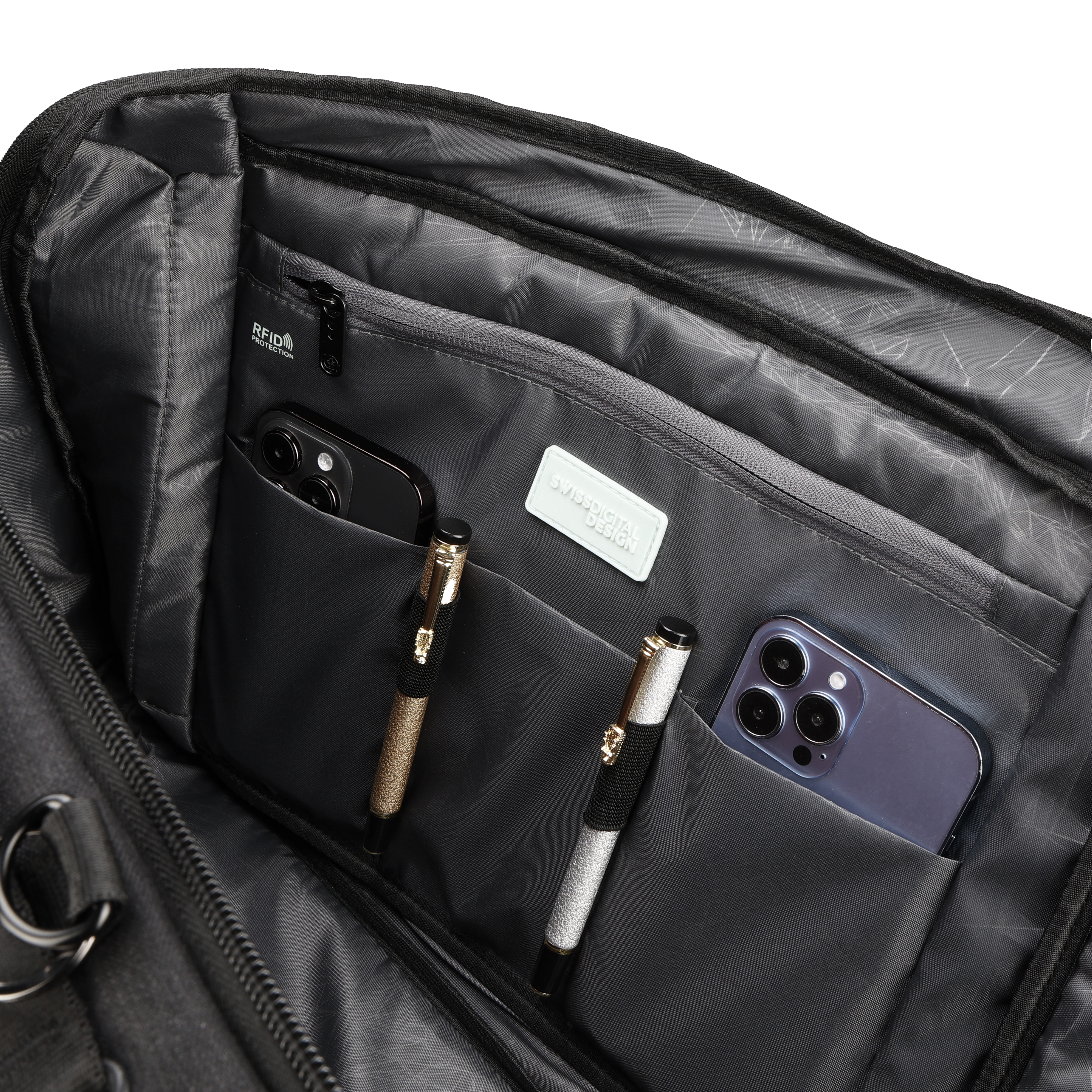 All'interno di una borsa nera, due telefoni, due penne e un'etichetta. La borsa ha diverse tasche e cerniere.