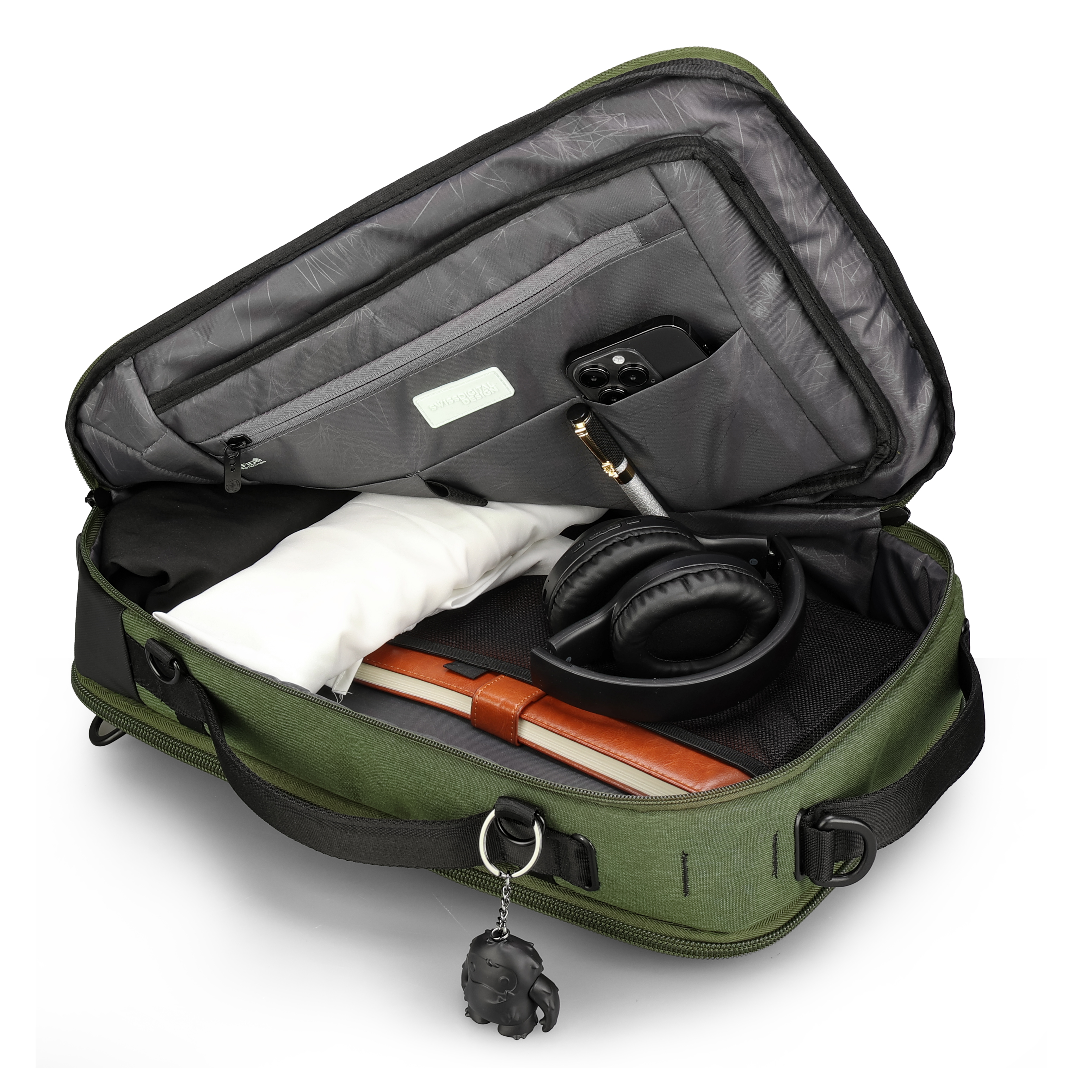 Borsa da viaggio verde aperta con cuffie, telefono, taccuino, cuscino e portachiavi.