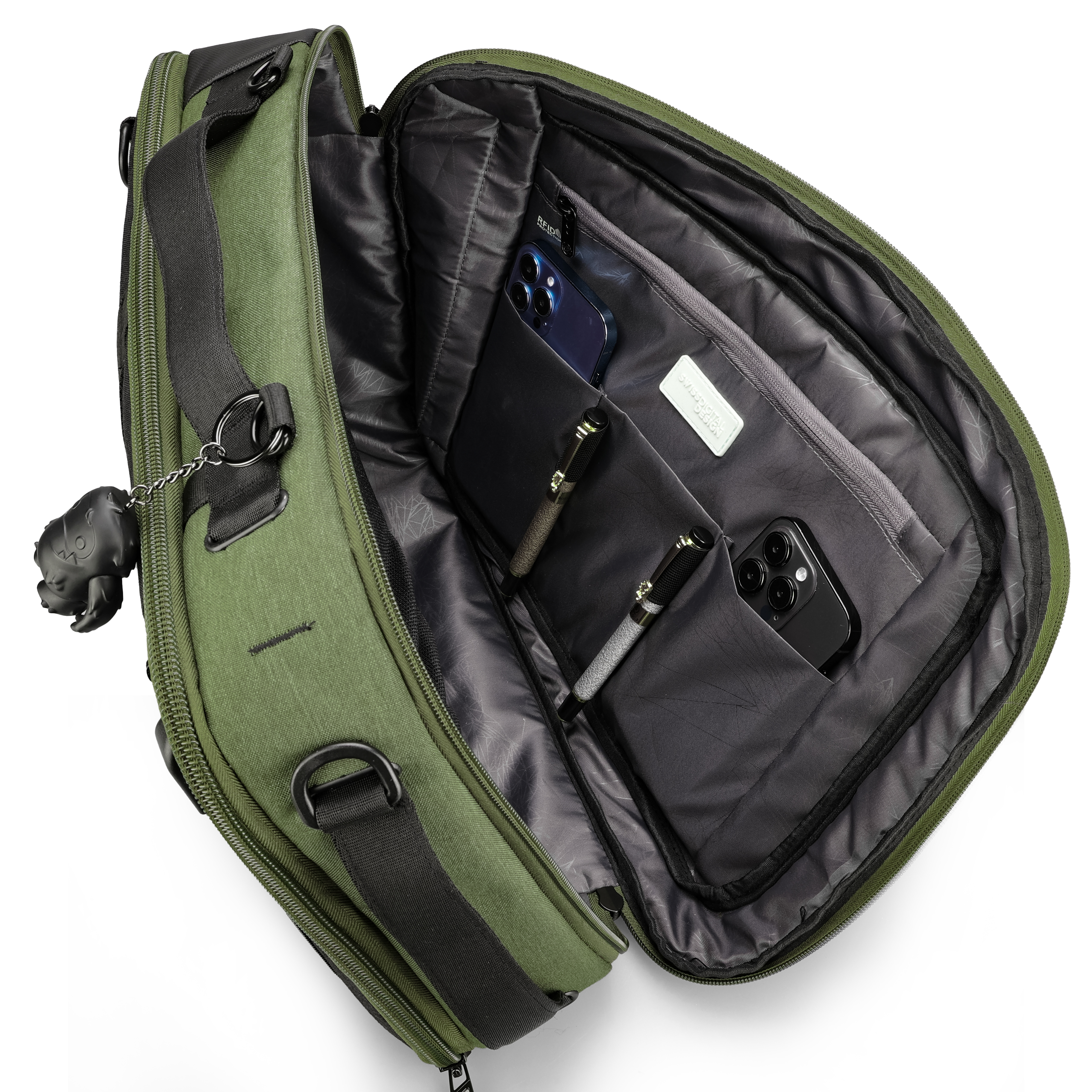Borsa verde aperta con dettagli neri. All'interno ci sono telefoni e penne. Un portachiavi a forma di scimmia nera è appeso.