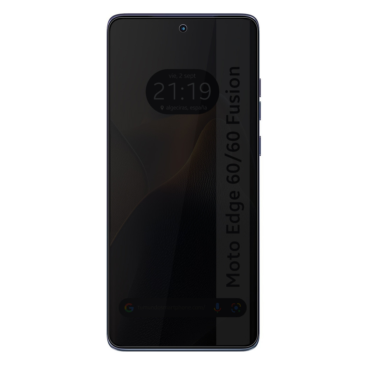 Uno schermo di smartphone mostra ora, data e posizione. Il telefono ha uno schermo scuro con la scritta 'Moto Edge 60/60 Fusion'.