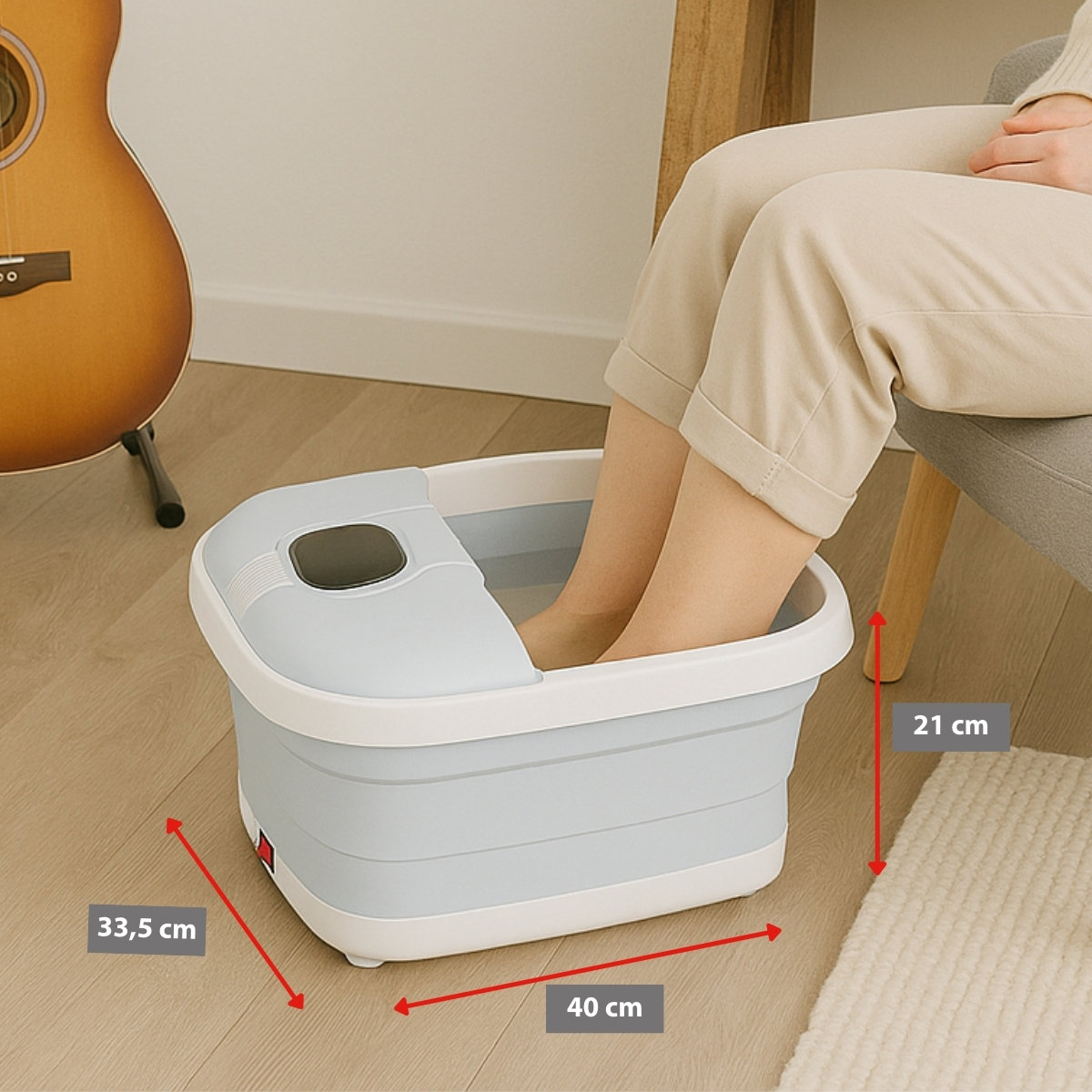 Füße einer Person in einem Fußbad. Abmessungen sind markiert: 40 cm, 33,5 cm und 21 cm. Gitarre im Hintergrund.