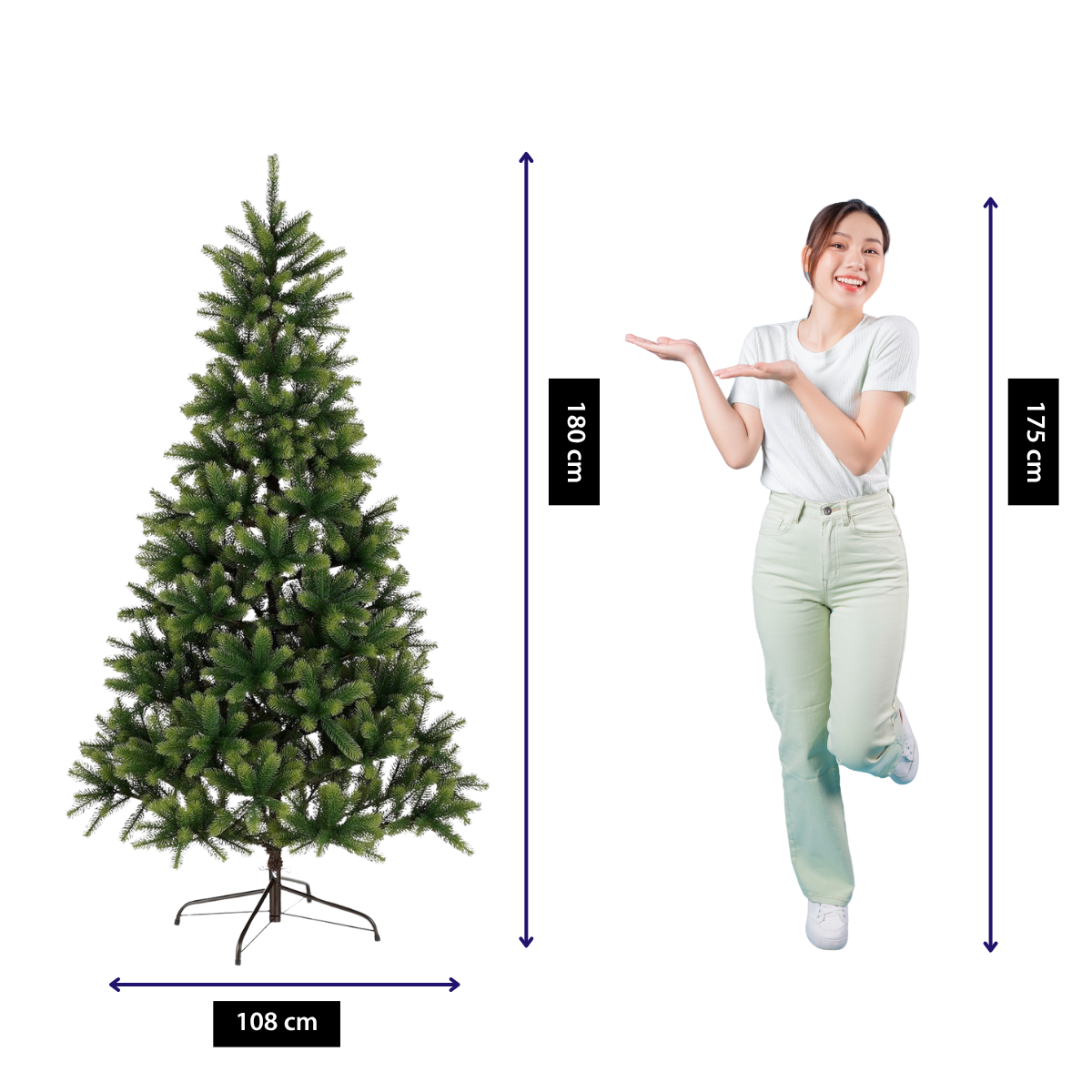 Een vrouw staat naast een kerstboom en wijst ernaar. De boom is groen, met afmetingen. Witte achtergrond.