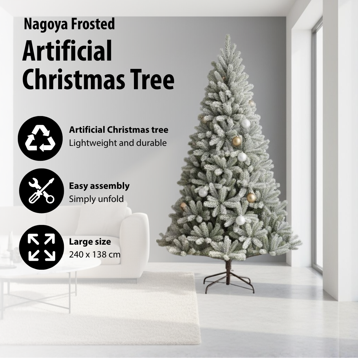 Un sapin de Noël artificiel givré avec des ornements se trouve dans une pièce. Le texte affiche les détails et la taille du produit.