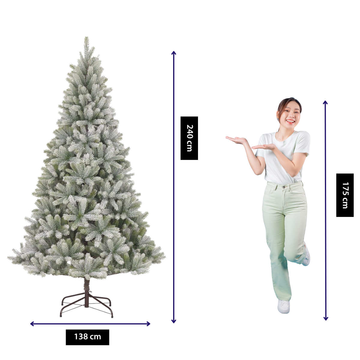 Une femme se tient près d'un grand sapin de Noël enneigé. Mesures : arbre 138cm de large, 240cm de haut ; femme 175cm.