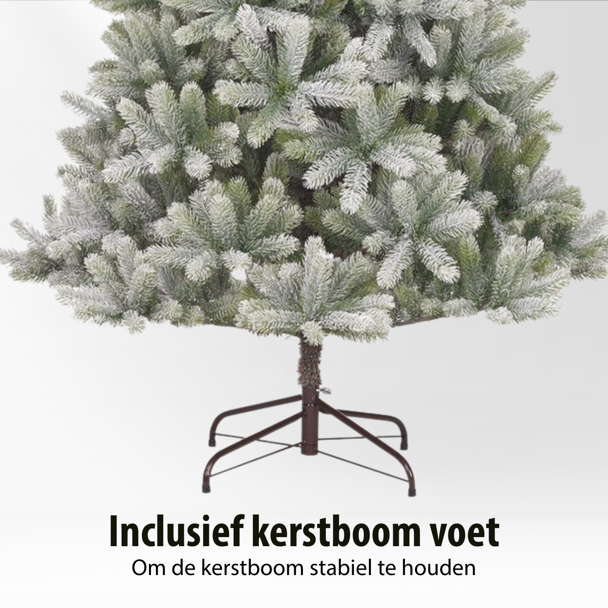 Un sapin de Noël floqué avec un tronc marron et un support marron foncé. Texte : 'Comprend le pied du sapin'.