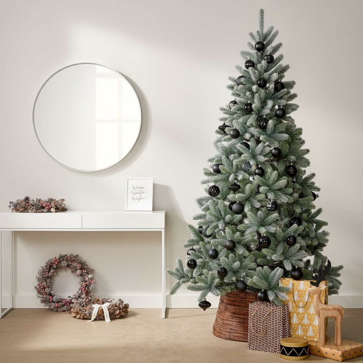 Un sapin de Noël décoré avec des ornements noirs, des cadeaux et un cerf en bois. Il y a une couronne, un miroir et une table dans la pièce.