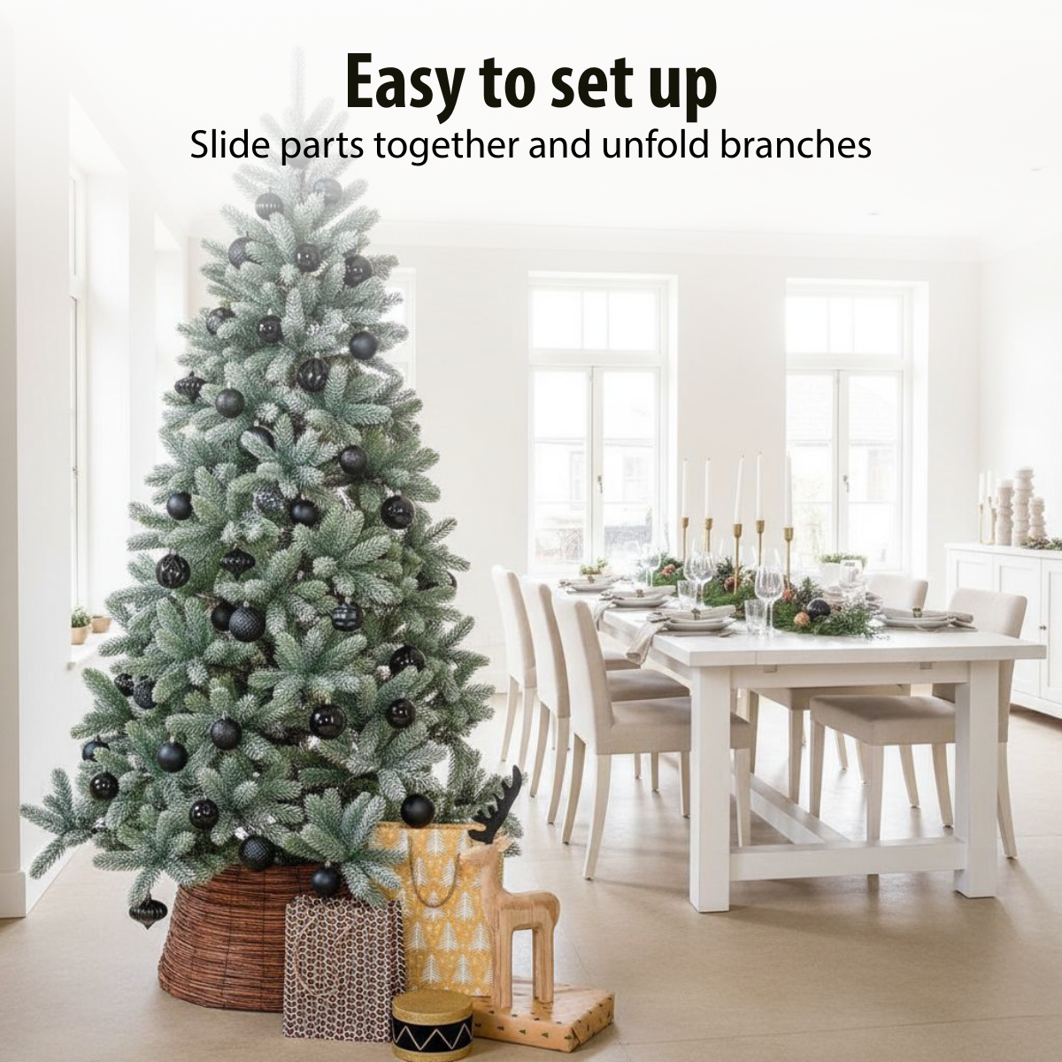 Un sapin de Noël décoré d'ornements noirs se trouve près d'une table à manger. Des cadeaux sont au pied de l'arbre.