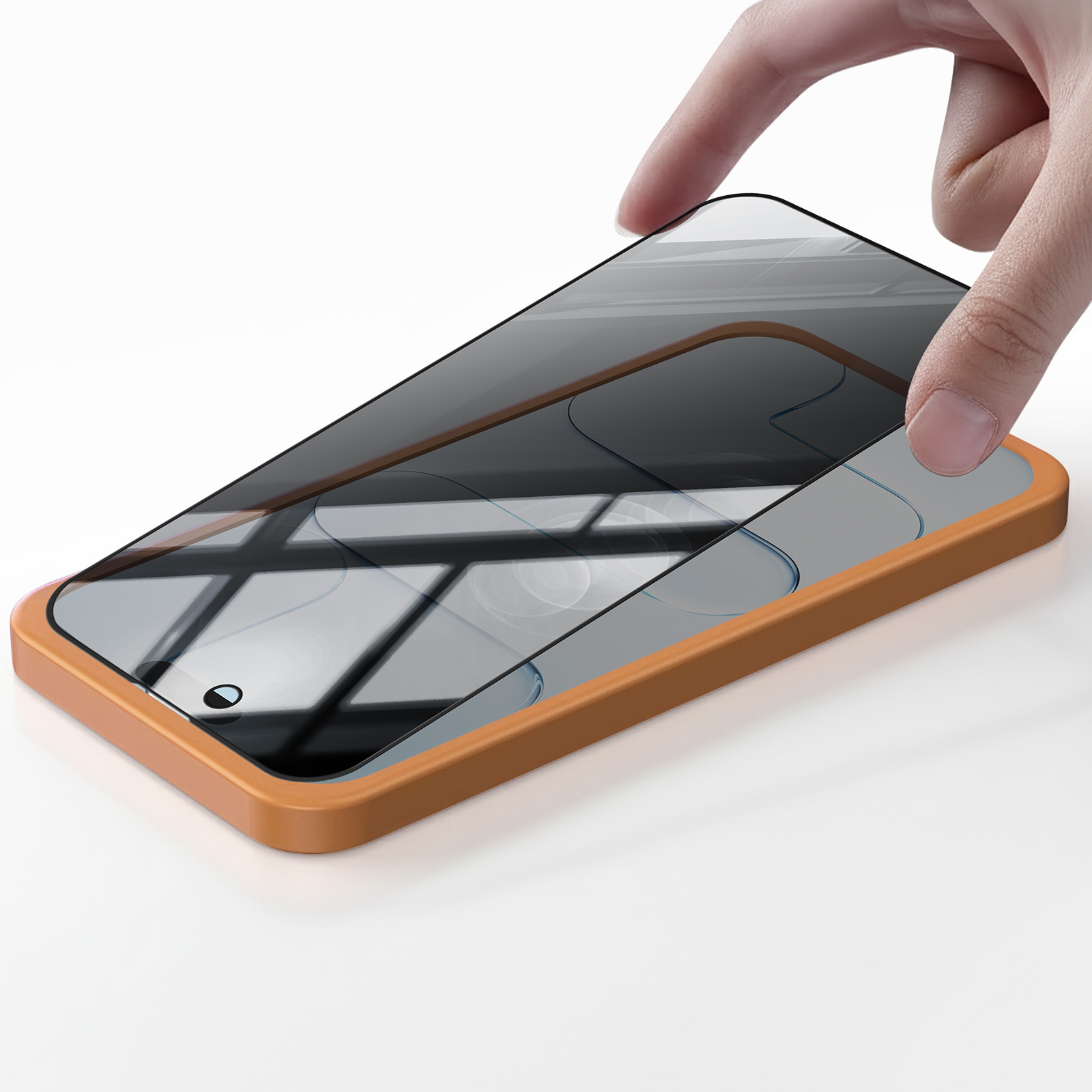 Main plaçant un protecteur d'écran sur un smartphone. Le téléphone est orange et le protecteur est clair.