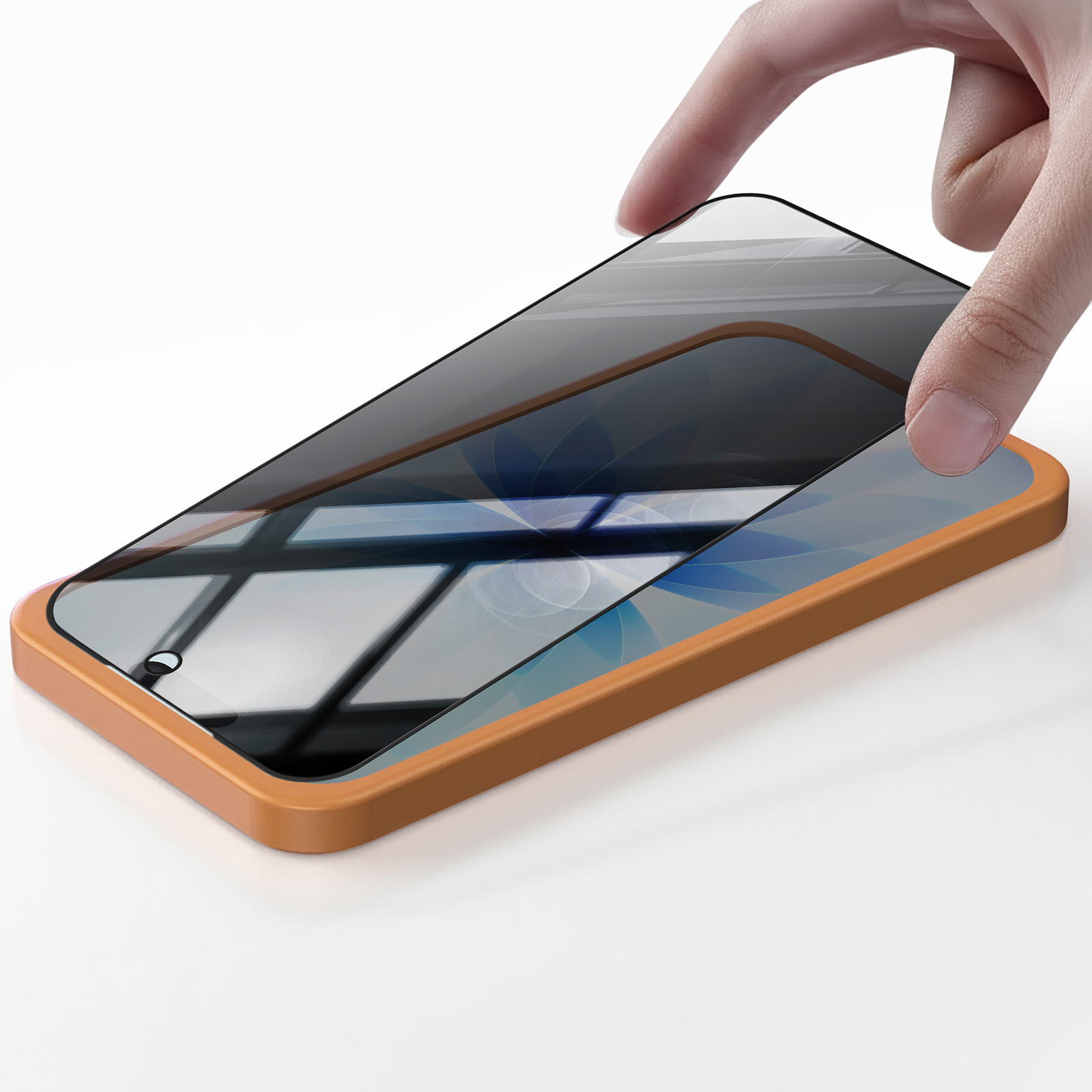 Main posant un protecteur d'écran en verre trempé sur un téléphone. Le téléphone est orange, le fond est blanc.