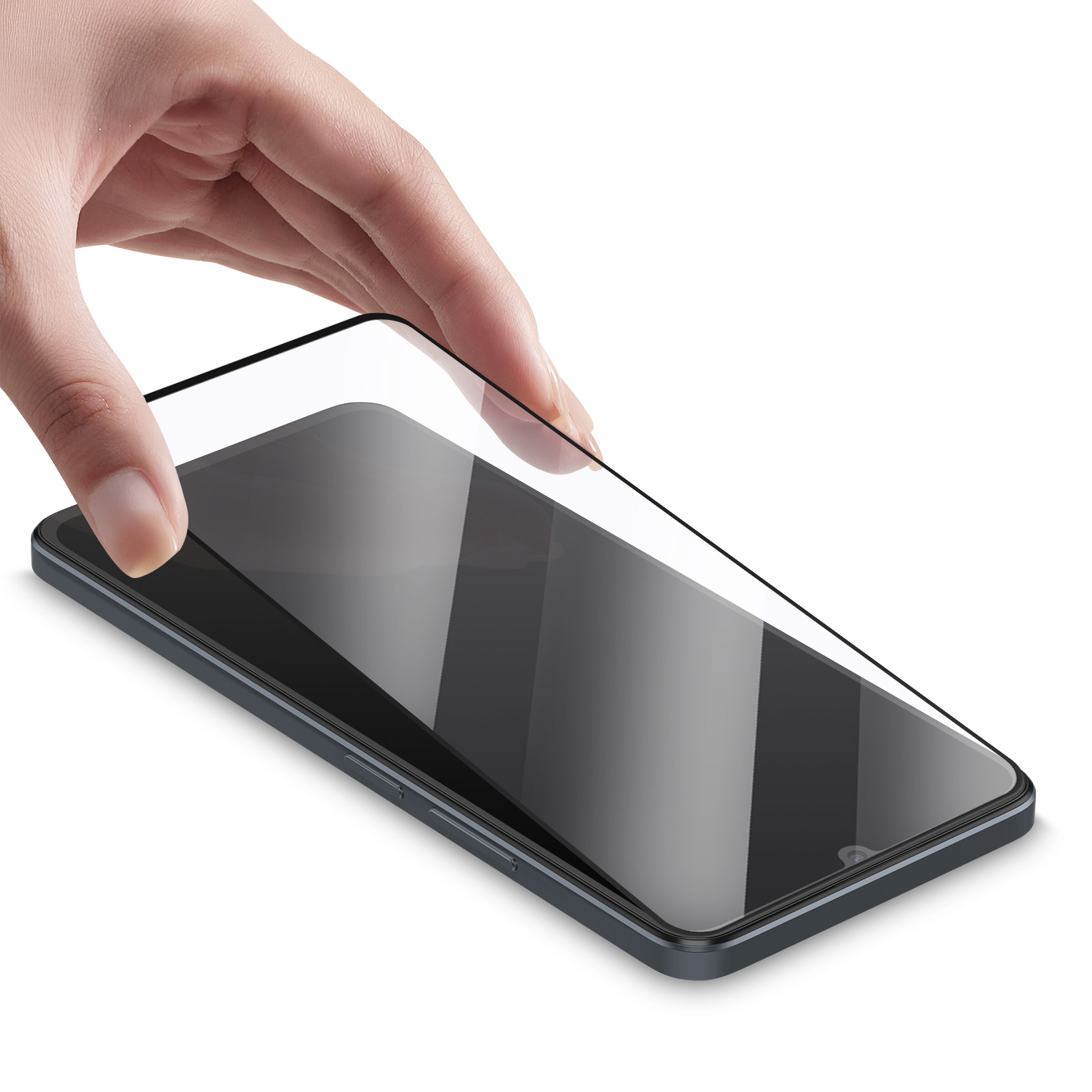 Mano che applica una protezione schermo su smartphone grigio scuro, sfondo bianco.