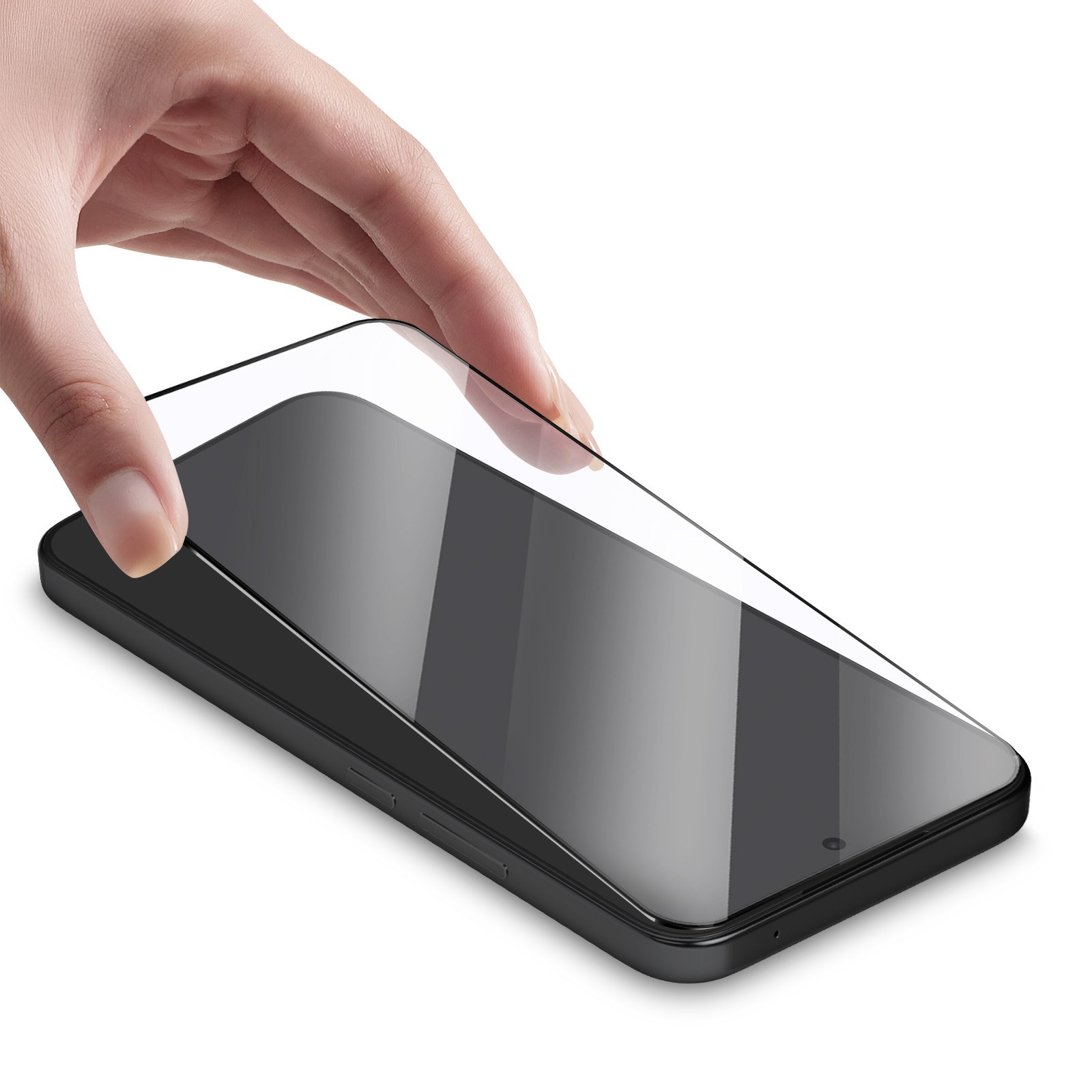 Een hand die een schermbeschermer op een zwarte smartphone plaatst. De beschermer is helder en reflecteert het licht.