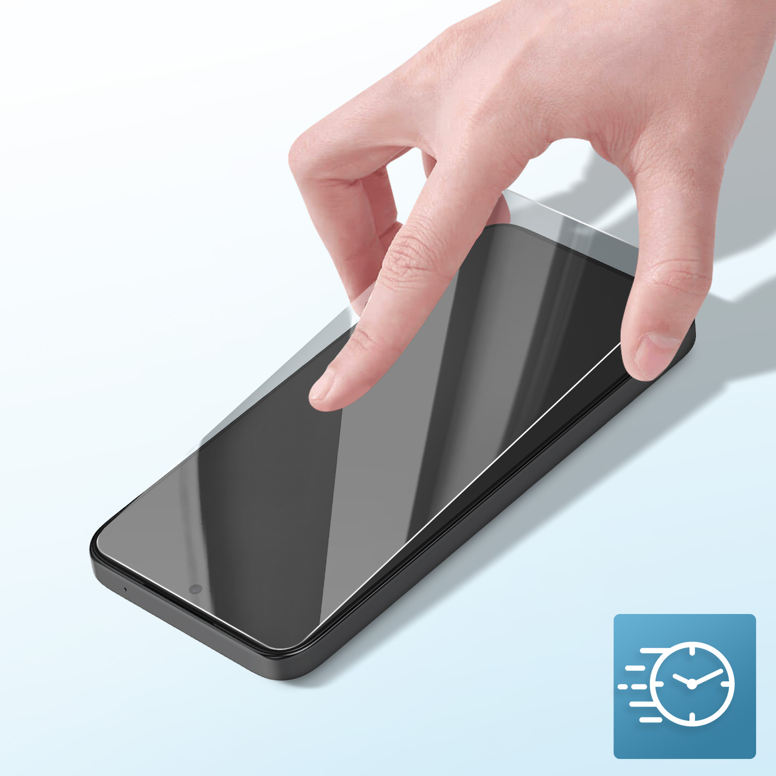 Een hand die een schermbeschermer op een zwarte smartphone plaatst. Een blauw pictogram met een klok en snelheidslijnen staat in de hoek.
