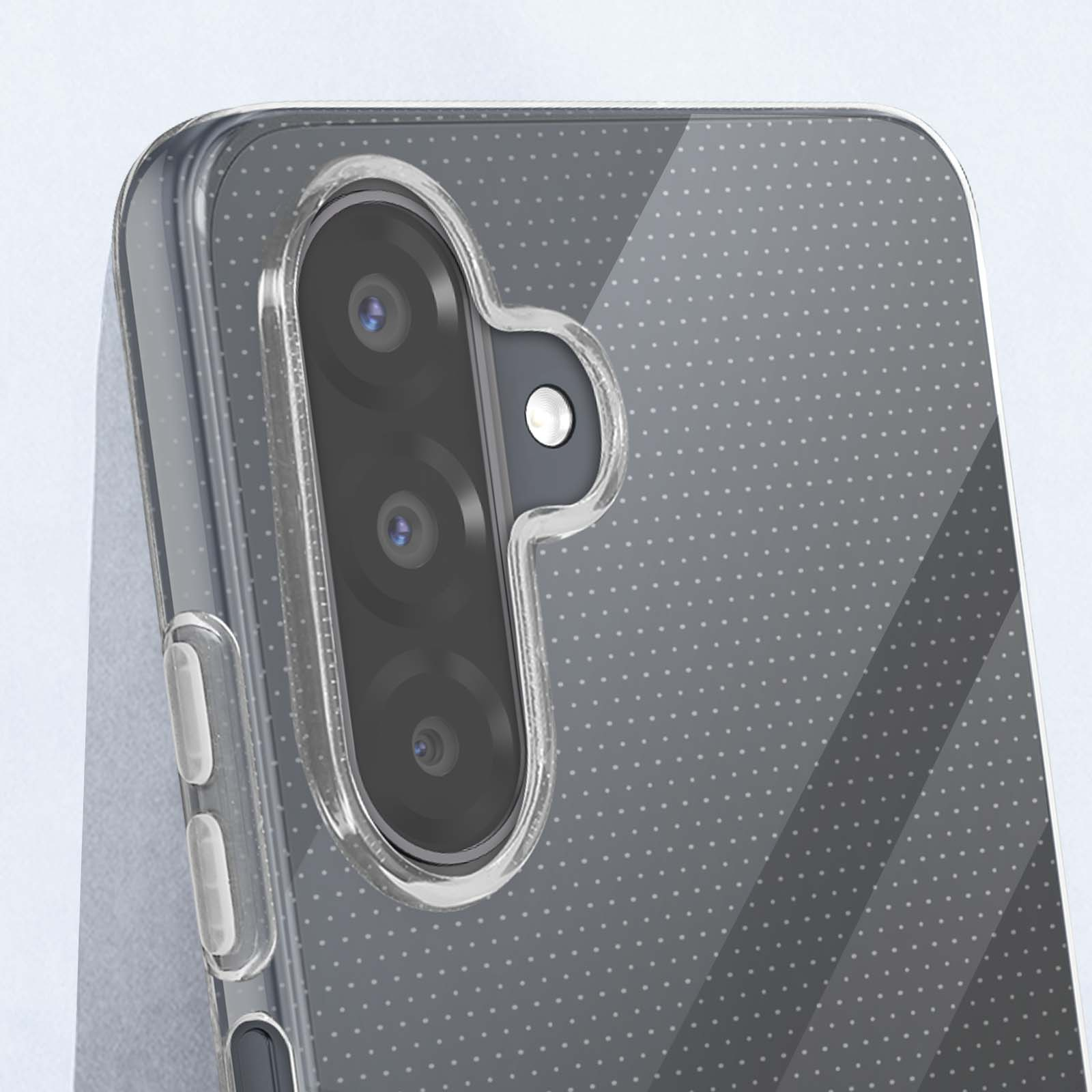Primo piano di una custodia per telefono. La custodia è trasparente, rivelando la fotocamera del telefono e il retro grigio a pois.
