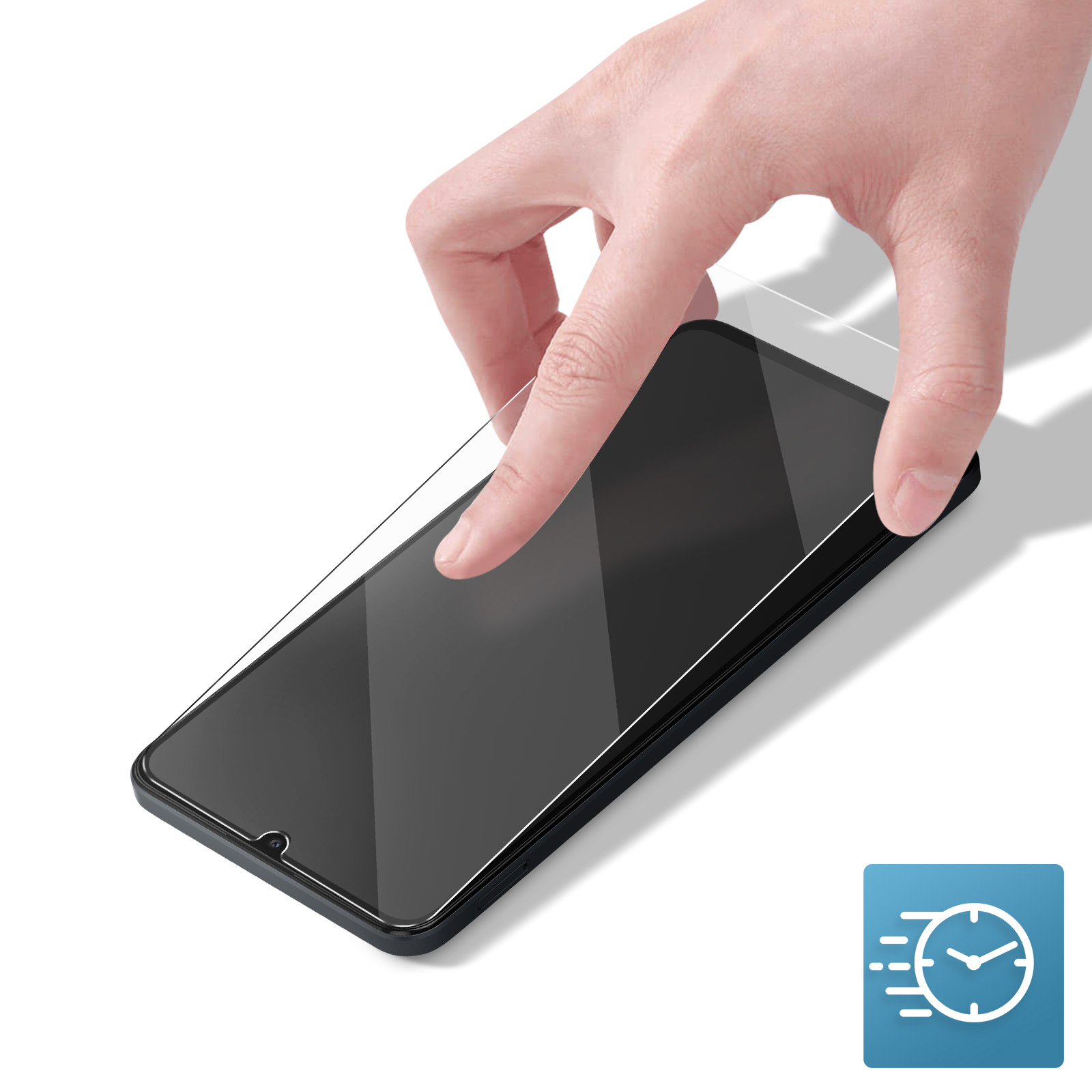 Mano che applica una protezione schermo su smartphone nero. Sfondo bianco. Quadrato blu con icona orologio.