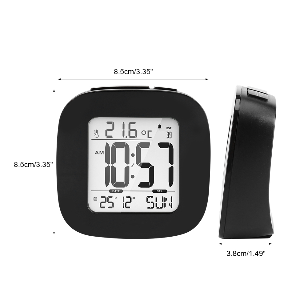 Ein schwarzer digitaler Wecker, der Zeit, Datum und Temperatur anzeigt. Die Uhr wird von vorne und von der Seite gezeigt.