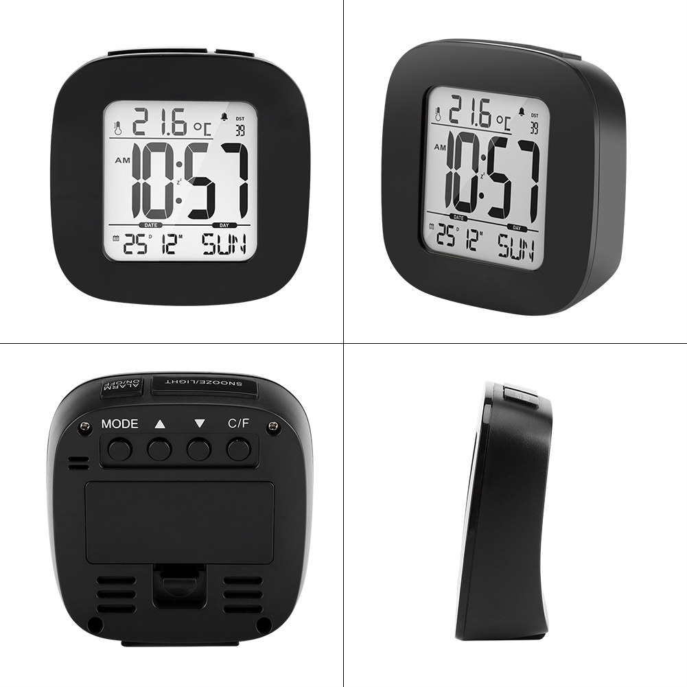 Schwarzer digitaler Wecker mit Anzeige von Uhrzeit, Datum und Temperatur. Mehrere Ansichten: vorne, schräg, hinten und seitlich. Knöpfe sichtbar.