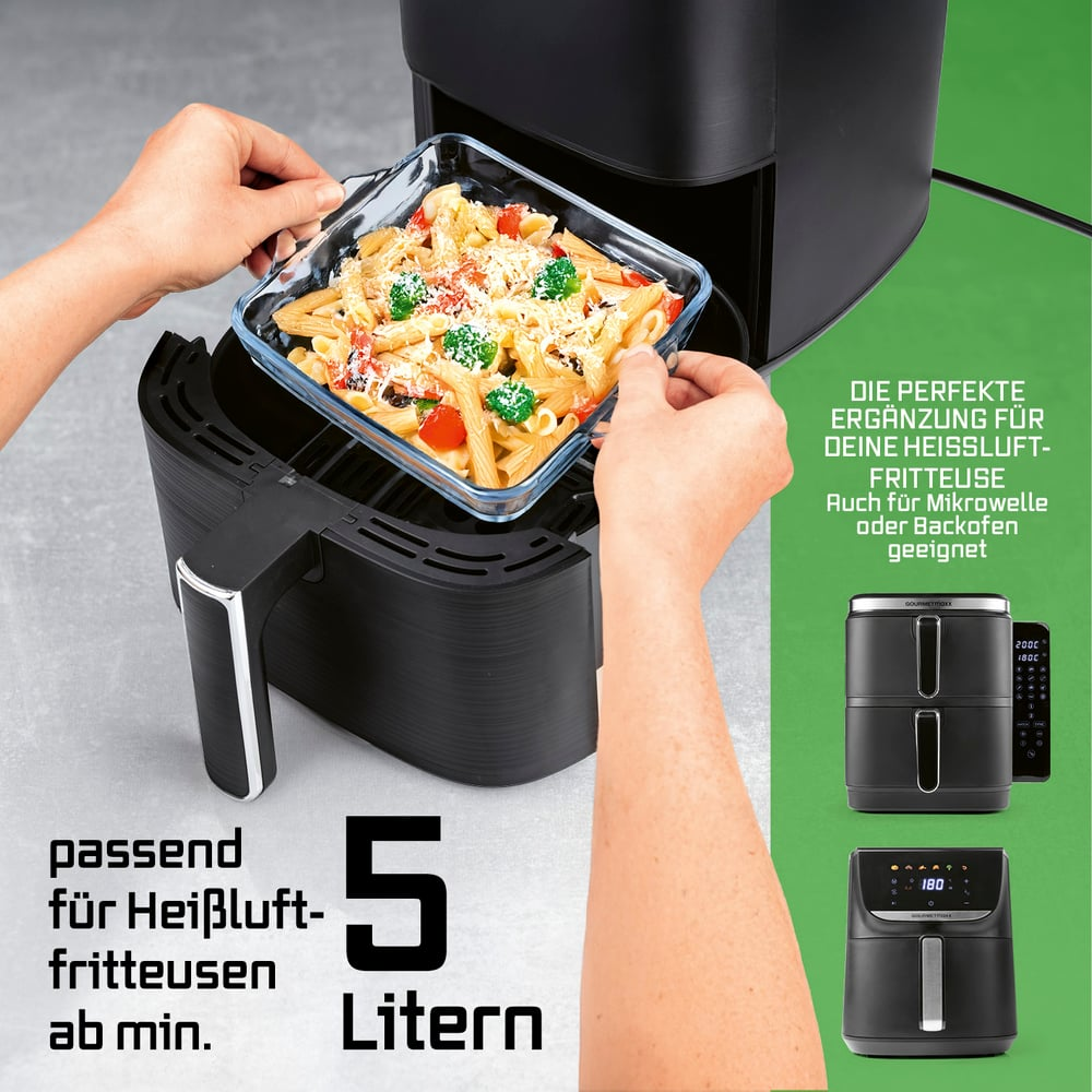 Le mani mettono un piatto di pasta in una friggitrice ad aria nera. Il testo recita: 'Perfetto per la tua friggitrice ad aria' e '5 litri'.
