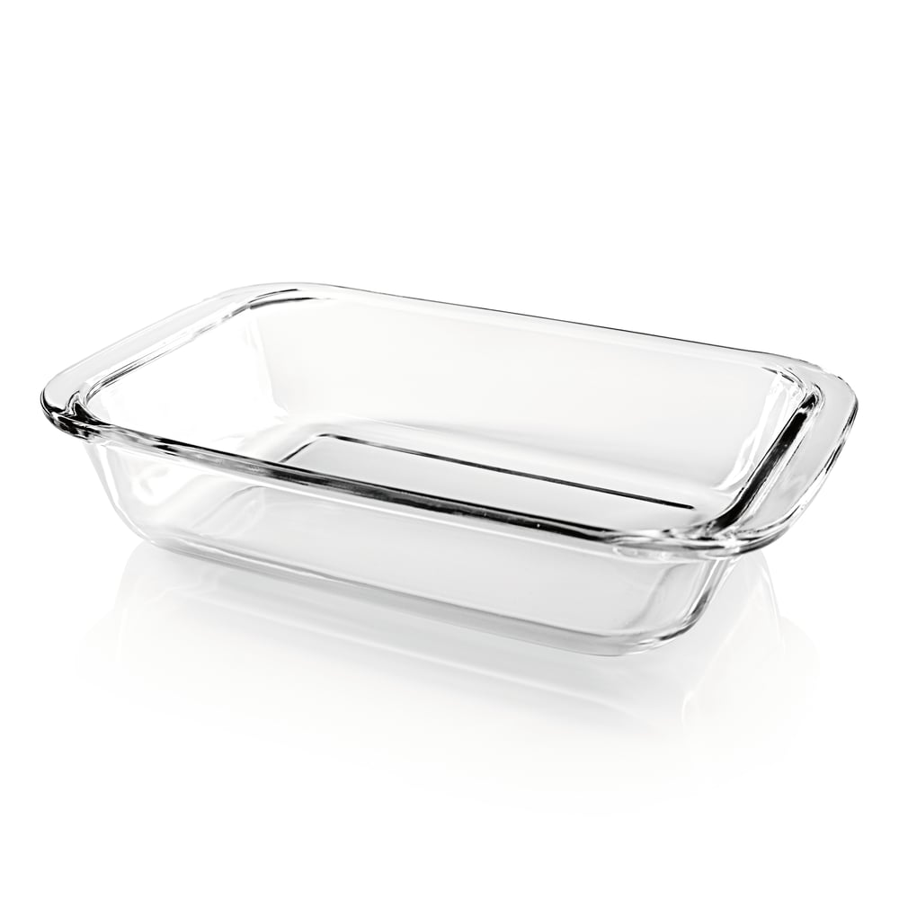 Eine klare, rechteckige Glasbackform steht auf einer weißen Oberfläche. Die Form ist leer und reflektiert das Licht. Der Hintergrund ist weiß.