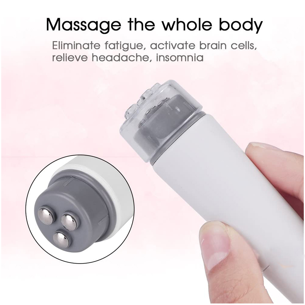 Eine Hand hält ein weißes Massagegerät. Das Gerät hat einen grauen Kopf mit Metallknoten. Der Text lautet: Massieren Sie den ganzen Körper.