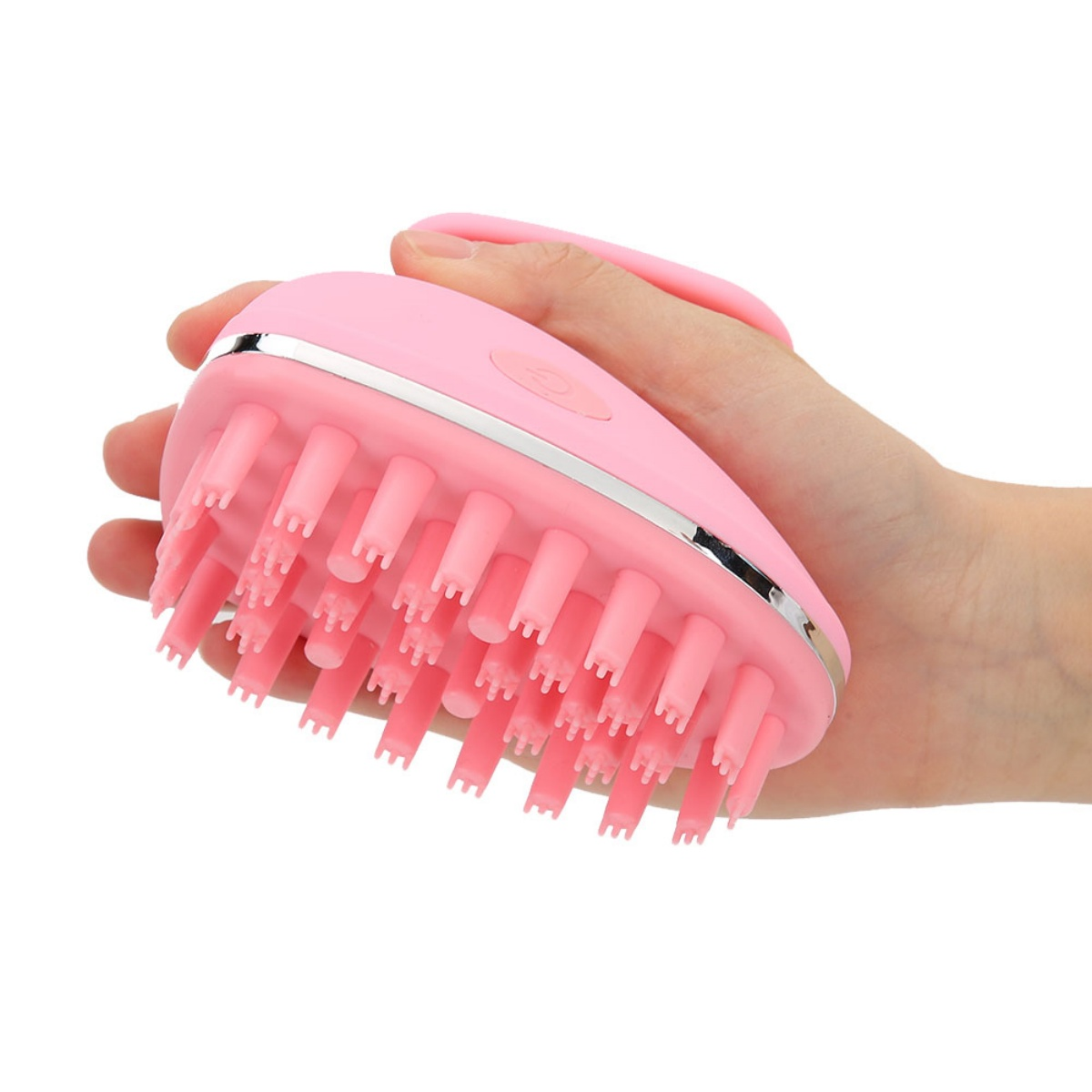 Eine Hand hält einen rosa Kopfhautmassager mit weichen Borsten. Der Massager hat einen Griff und silberne Verzierungen, vor weißem Hintergrund.