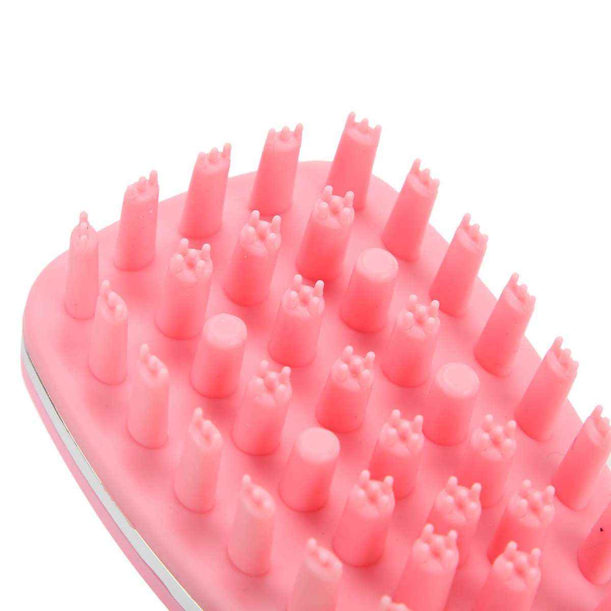 Nahaufnahme eines rosafarbenen Kopfhautmassagegeräts. Es hat viele kleine, rosa, abgerundete Zähne. Der Hintergrund ist weiß.