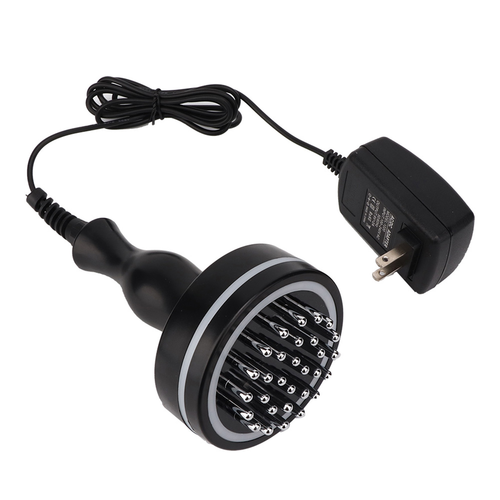Ein schwarzes Kopfmassagegerät mit vielen silbernen Spitzen, einem schwarzen Kabel und einem schwarzen Netzteil.