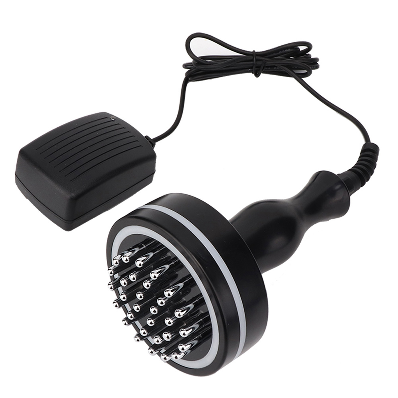 Schwarzes Haarmassagegerät mit silbernen Zinken, Netzteil und Kabel. Das Massagegerät befindet sich auf weißem Hintergrund.